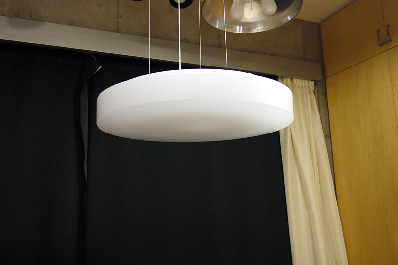 パナソニック「リフターツインPa HFAZ8778」というシーリングライト（天井取り付け型照明）で、リモコン操作でライトの高さを変えられる。撮影する商品に応じて高さを変えて使えるのが便利。光源は蛍光灯。