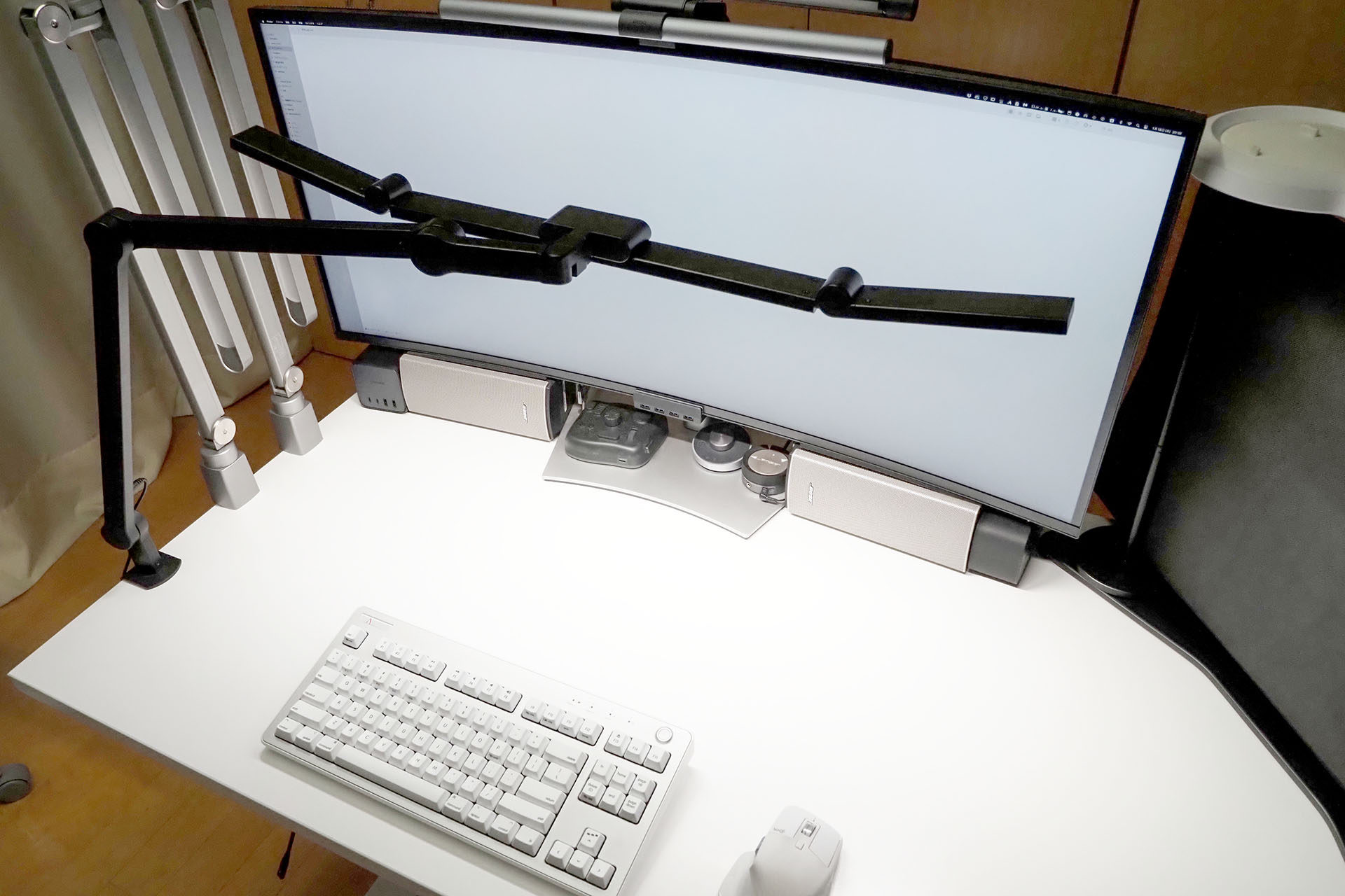 THANKO（サンコー）の「どこでも照らす可変式3面デスクライト」を撮影用LEDライトとして使っている。