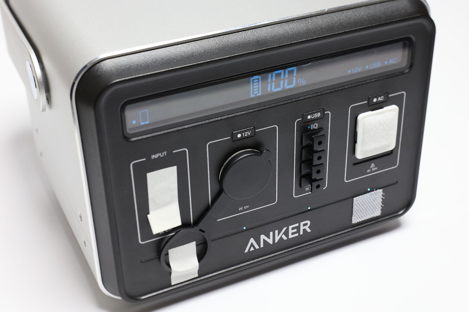 Ankerの「PowerHouse」ポータブル電源（容量434Wh）のポート類もキャップで保護！　左側の白いテープのようなものはマスキングテープ。フタやキャップが用意できない場合はマスキングテープでフタをしている（実際には黒色を使用）。