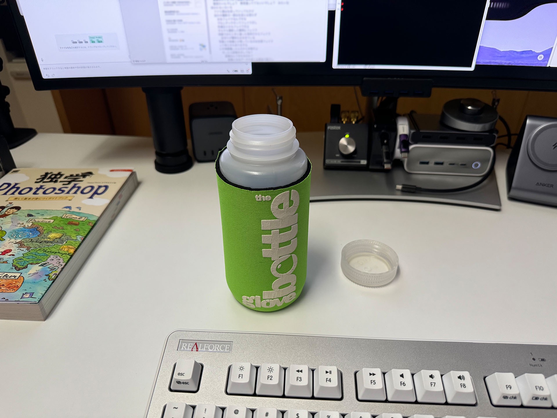 商品撮影しよう！　と思ったら、そのまま商品を置いてiPhoneで撮っちゃう。背景にあるモノは片付けなくてもいい。飲料ボトルの商品撮影はないが、一例ということでコトでヒトツ。