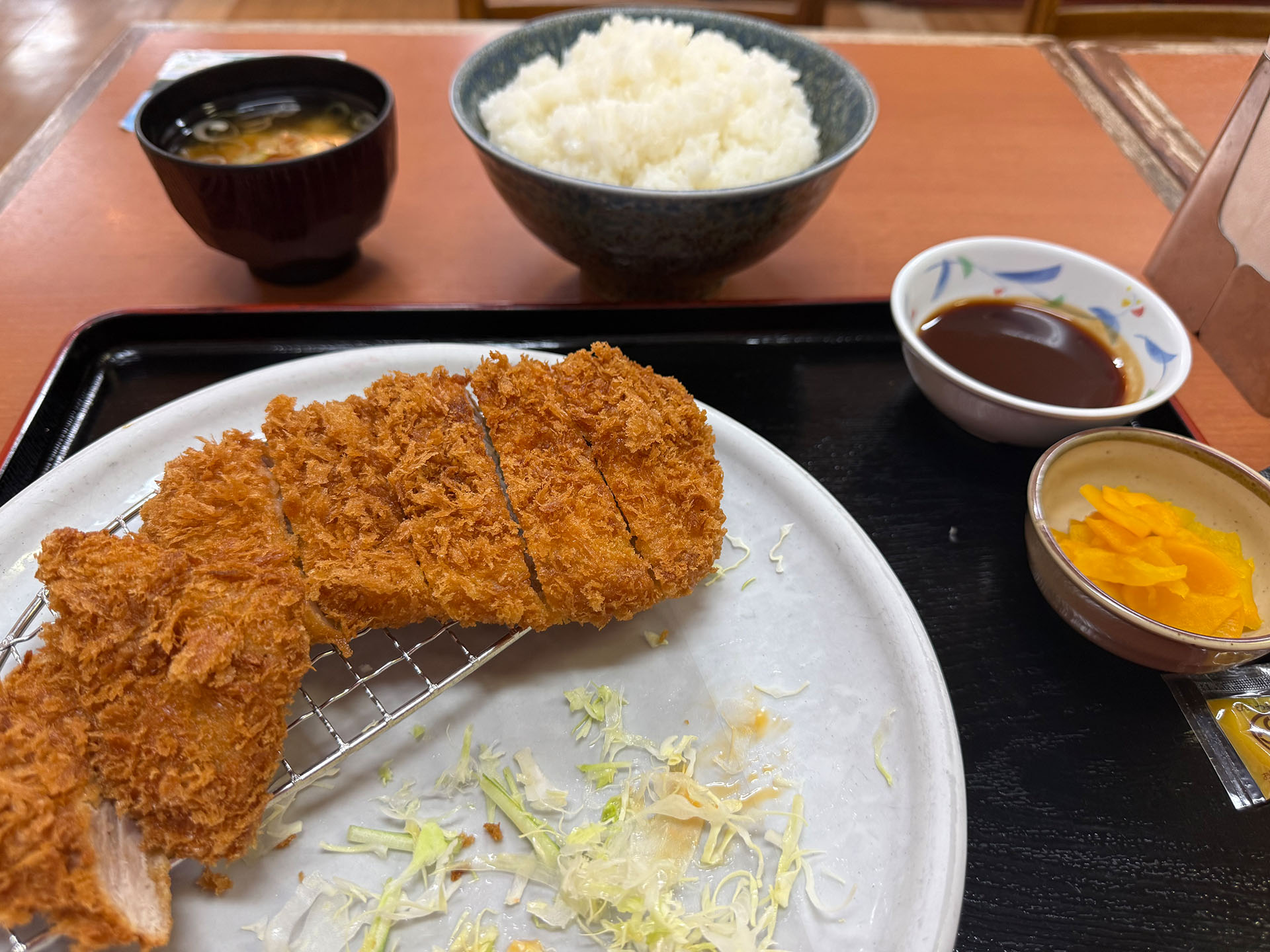 その飲食店で食事を始めて「あっ写真撮るの忘れてた！」という状況。キャベツから食べちゃった。
