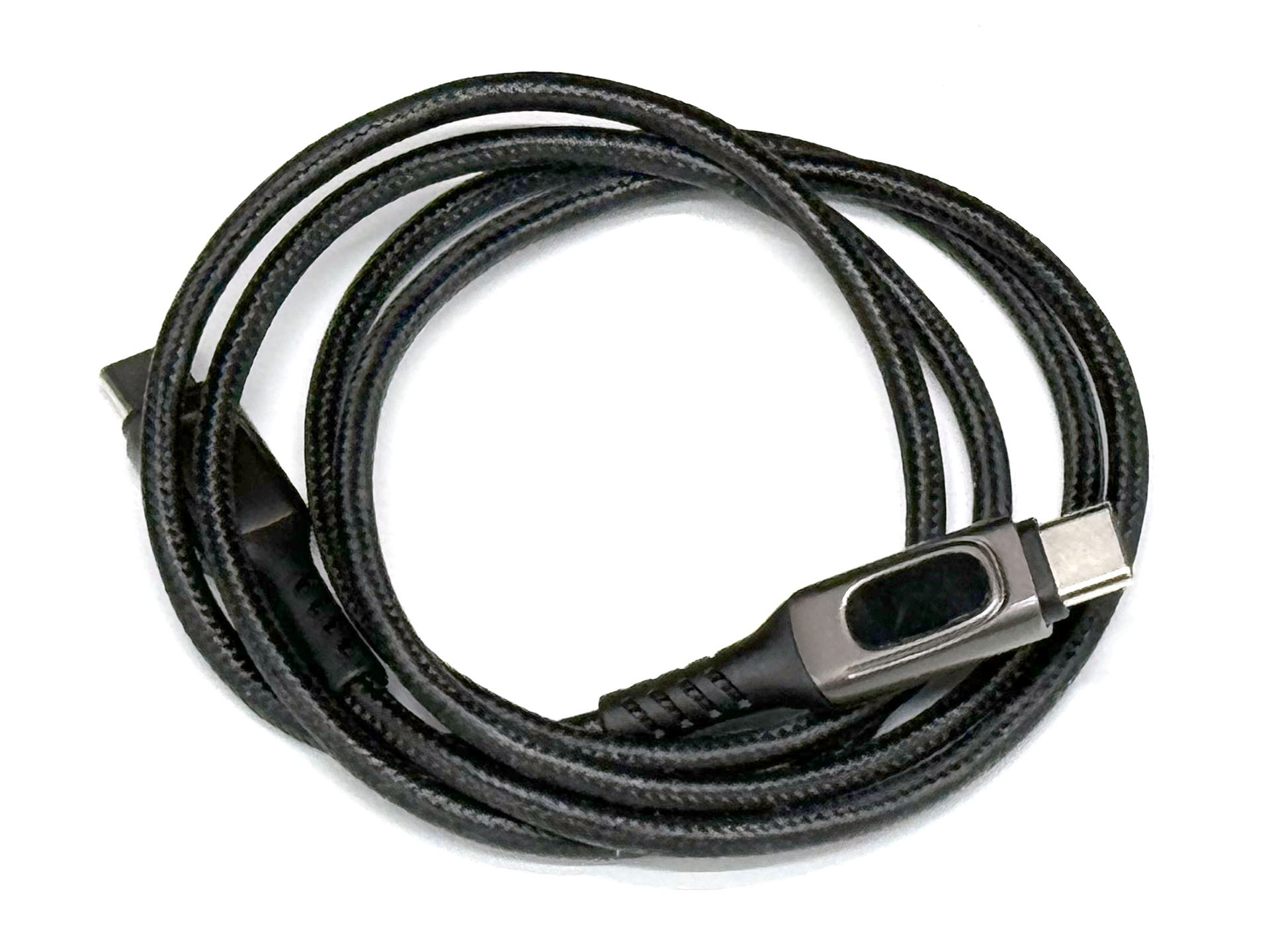 こんなUSB-Cケーブル。製品<a href="https://direct.sanwa.co.jp/ItemPage/500-USB076" class="strong bn" target="_blank">サンワサプライ</a>で、USB-PD 100W対応。お値段1880円とやや高いが、それはケーブル片端にPD電力表示パネルが内蔵されているからだ。
