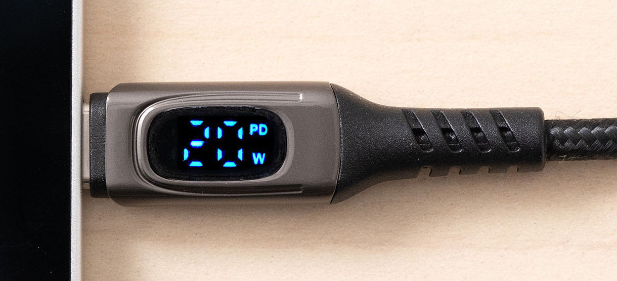 こんな表示がなされ、現在の充電ワット数がわかる。またPD表示はPD充電中であることを示している。