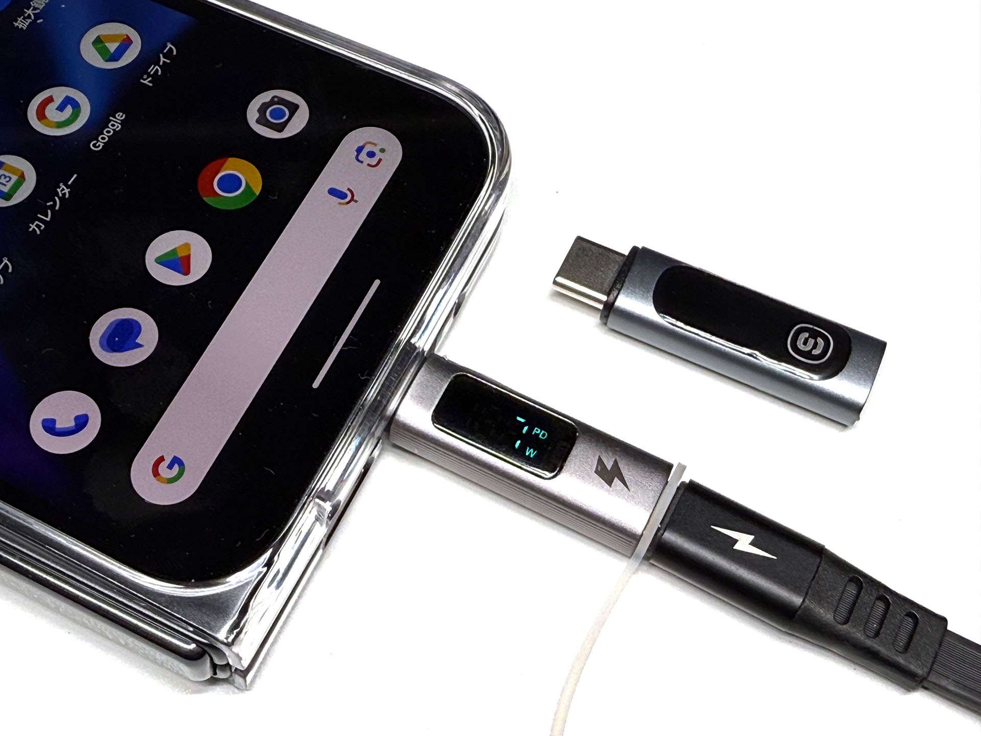 普通のUSB-Cケーブルの端に接続できるコネクターで、表示パネルを内蔵している。Amazonで「USB-C ワット数」などで検索するとイロイロな製品がヒットする。