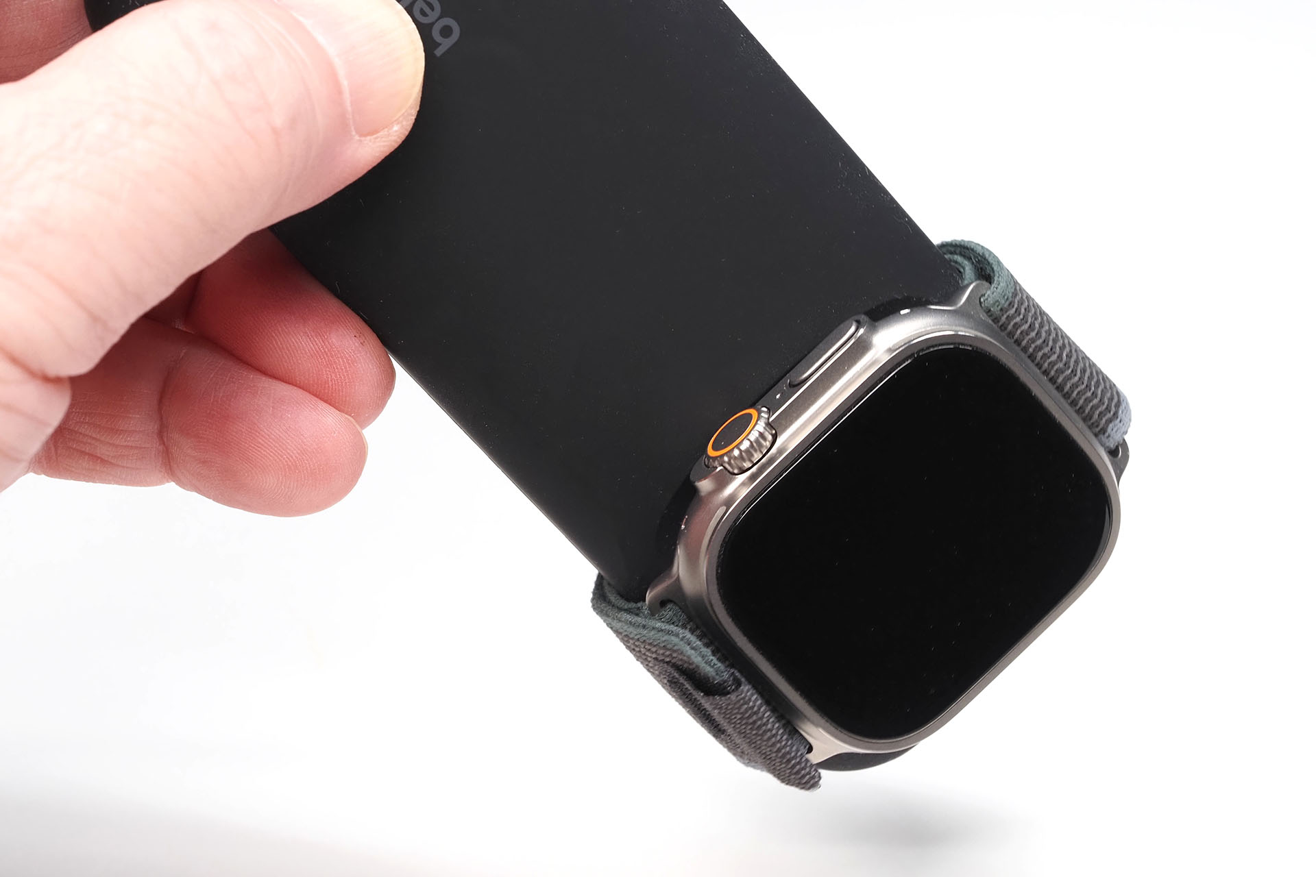 Apple Watch充電器も内蔵されている。またバンドによってはこのようにバッテリーに巻き付けることができる。移動中でもApple Watchが外れるようなことがなく安定的に充電できるので、非常に便利だった。