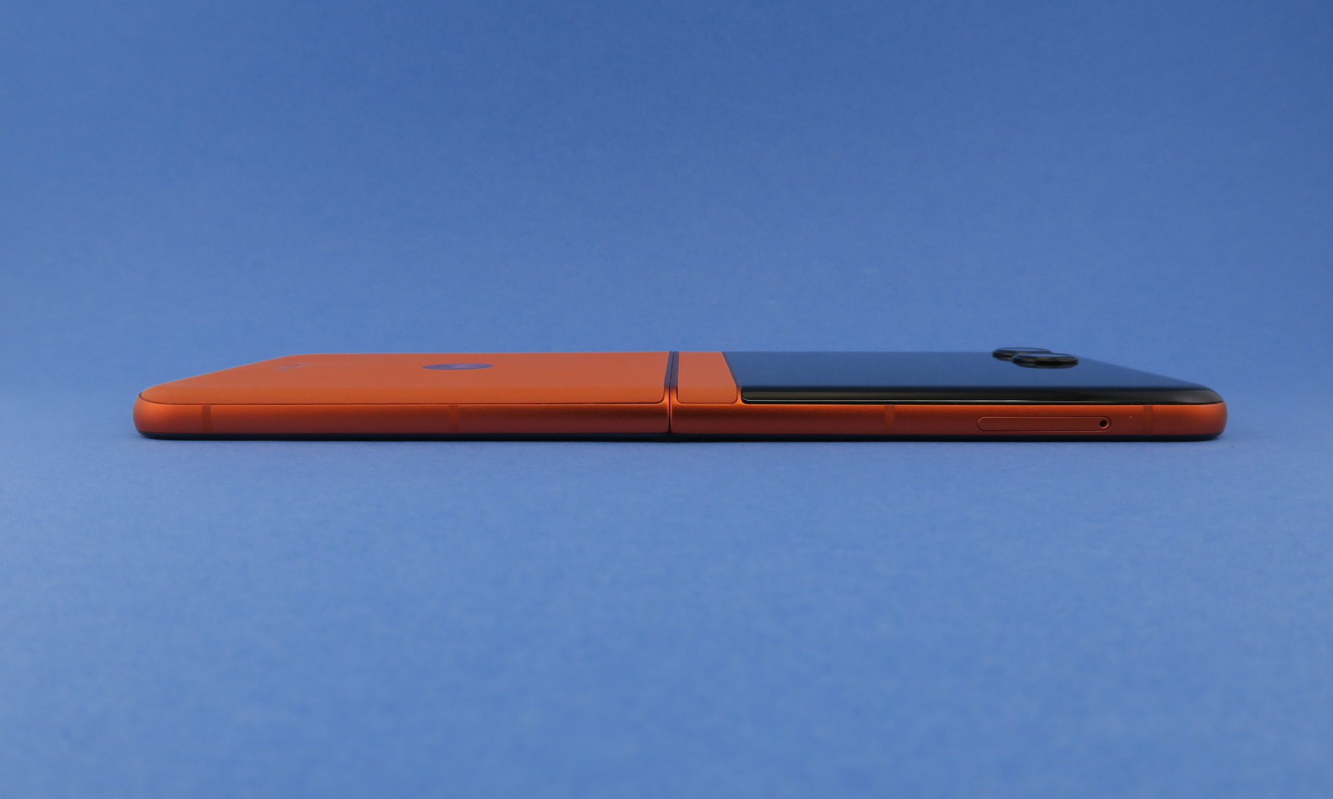 本体の左側面は上筐体側（写真右側）にピンで取り出すタイプのSIMカードスロットを備える