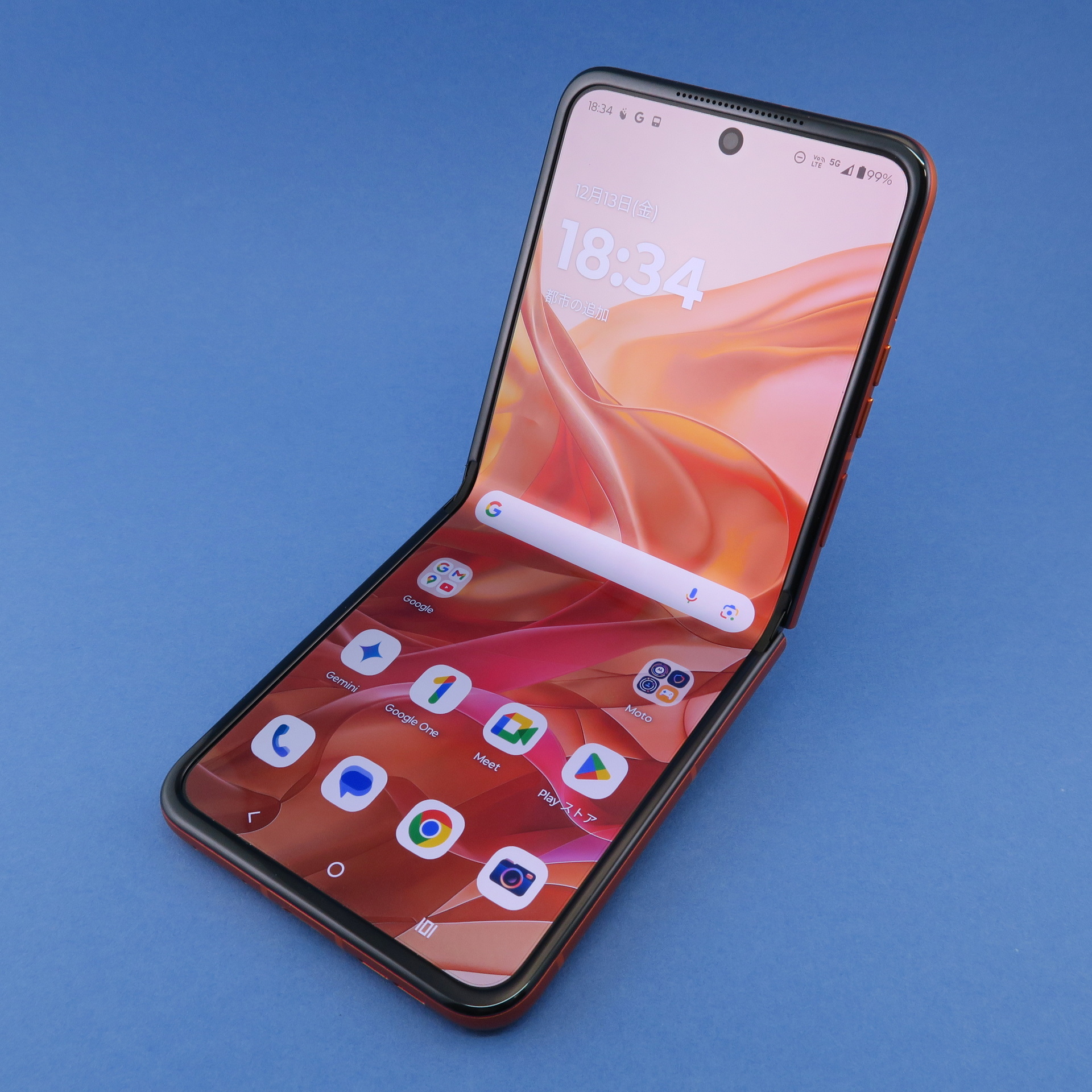 モトローラ「motorola razr 50」、開いた状態：172.30mm（高さ）×73.99mm（幅）×7.25mm（厚さ）、閉じた状態：88.08mm（高さ）×73.99mm（幅）×15.85mm（厚さ）、約188g（重さ）、スプリッツオレンジ（写真）、コアラグレー、ビーチサンドをラインアップ