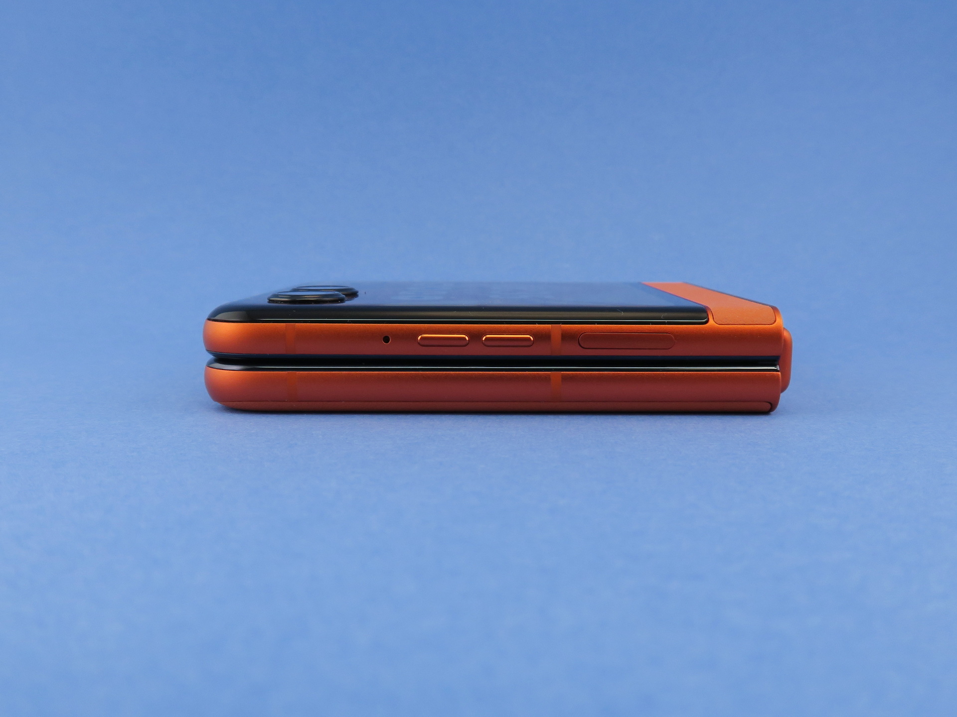 本体を閉じたときの右側面。音量キーも指紋センサー内蔵の電源ボタンも開いたときと同じように操作できる
