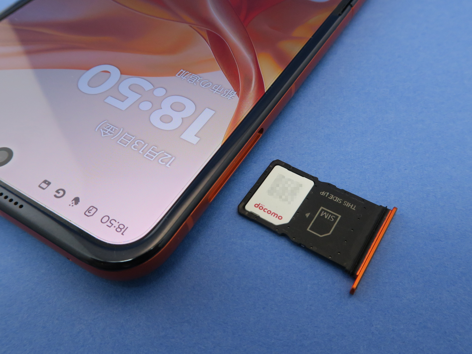 上筐体の左側面に備えられたSIMカードスロットには、nanoSIMカードを1枚のみ装着可能。eSIMには対応しているので、デュアルSIMで運用できる