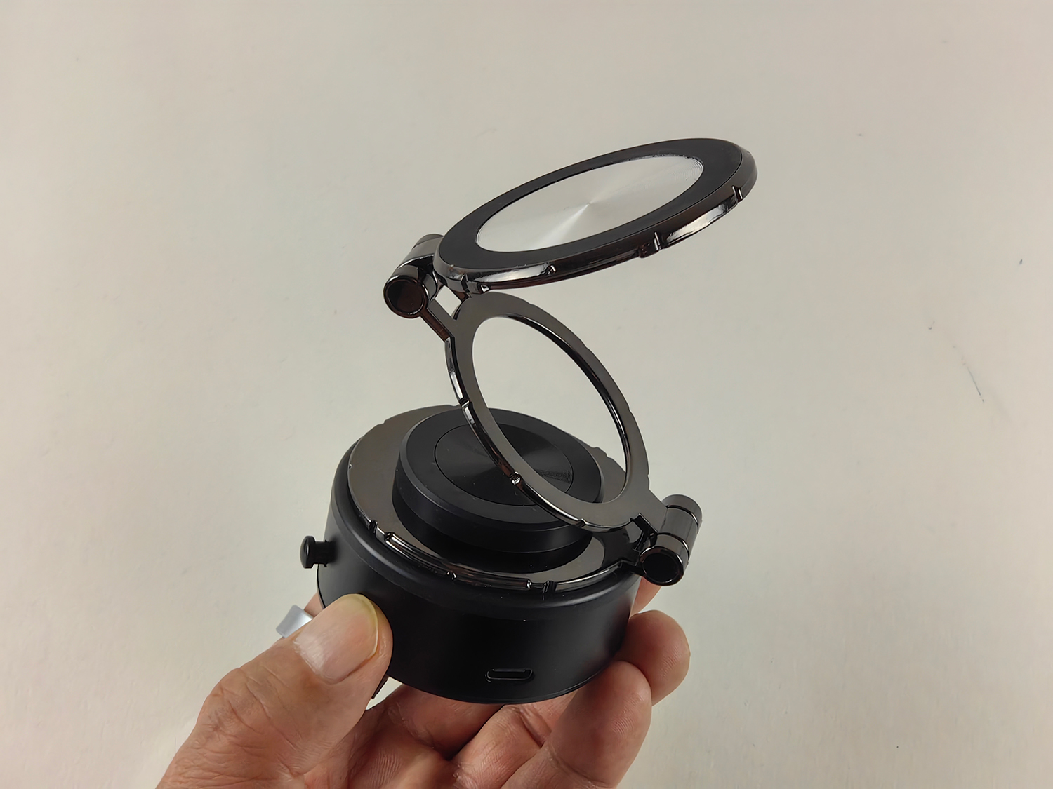 上部に畳めるMagSafeスタンドがついている