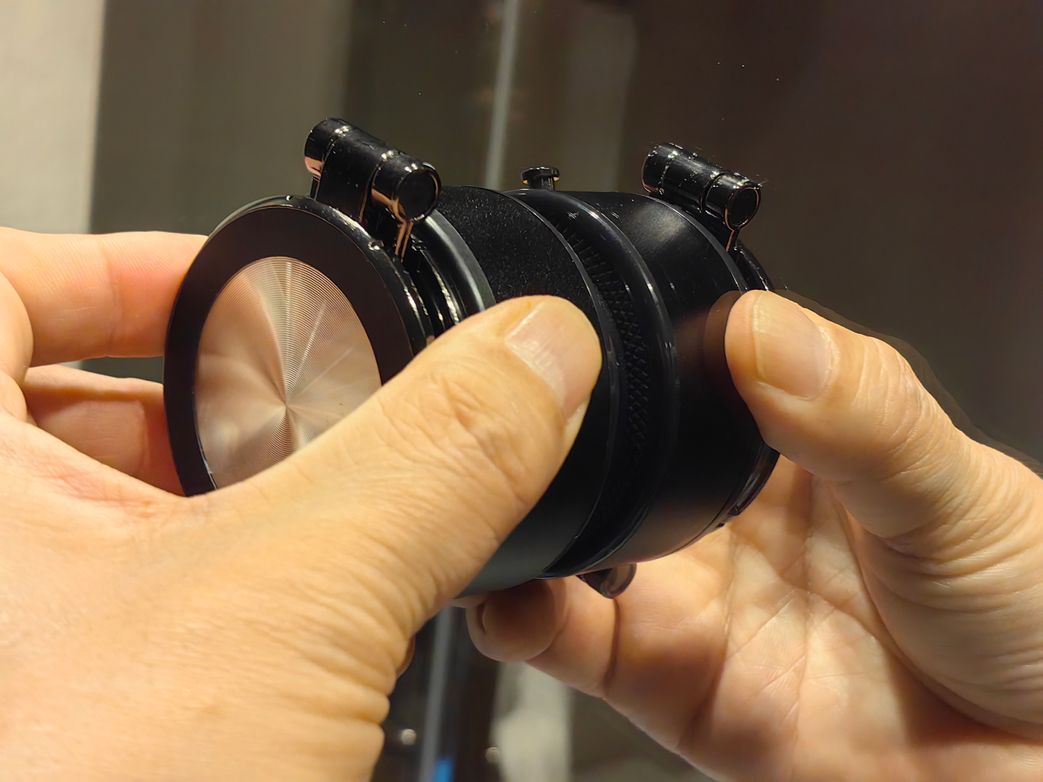 鏡に本体を押し付ける