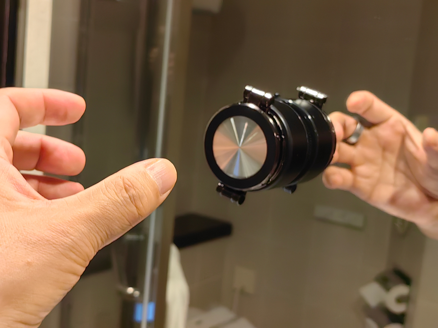 モーターの音が数秒したあと、しっかり張り付いた