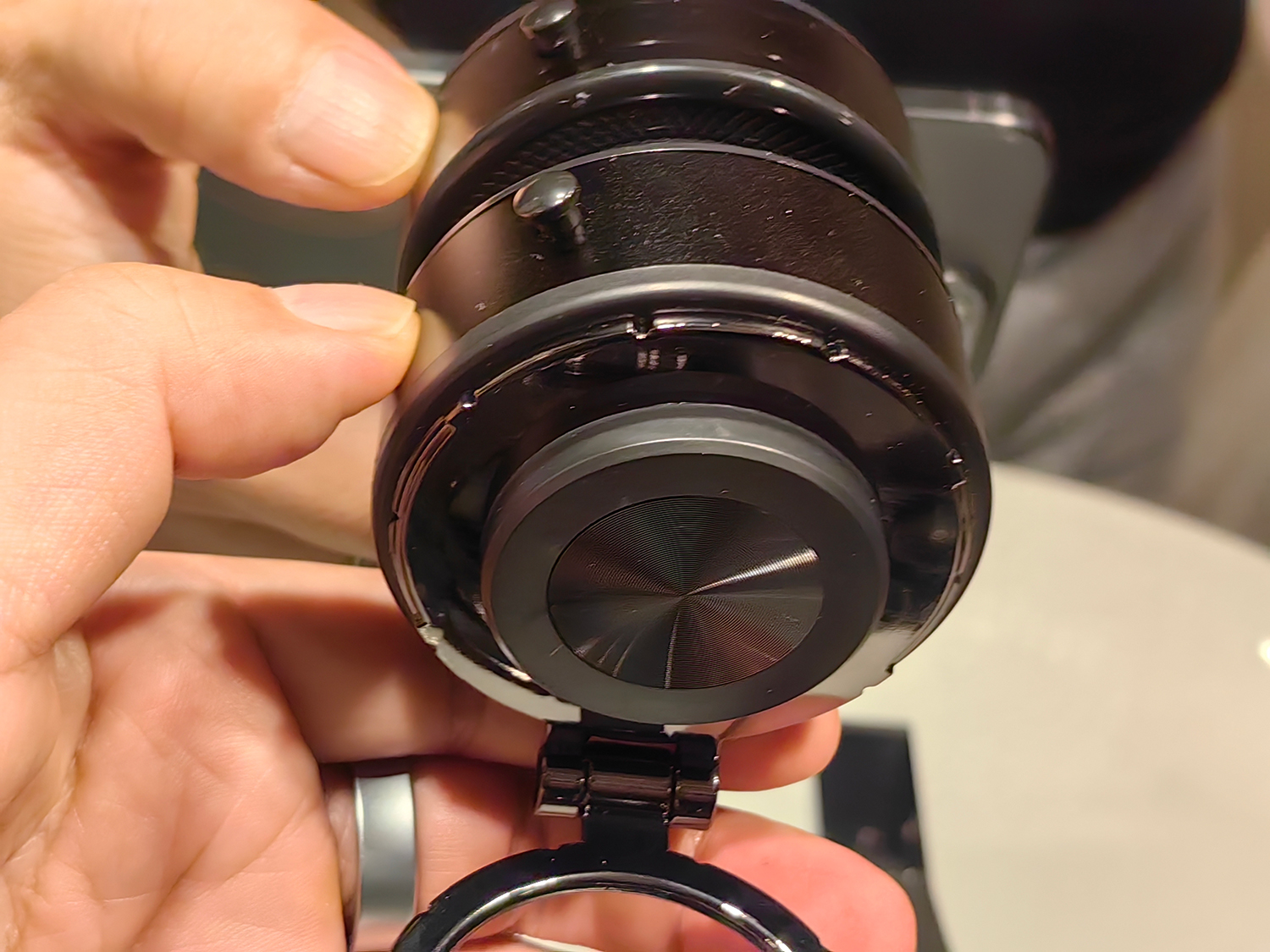 ボタンを押せば簡単に取り外せる