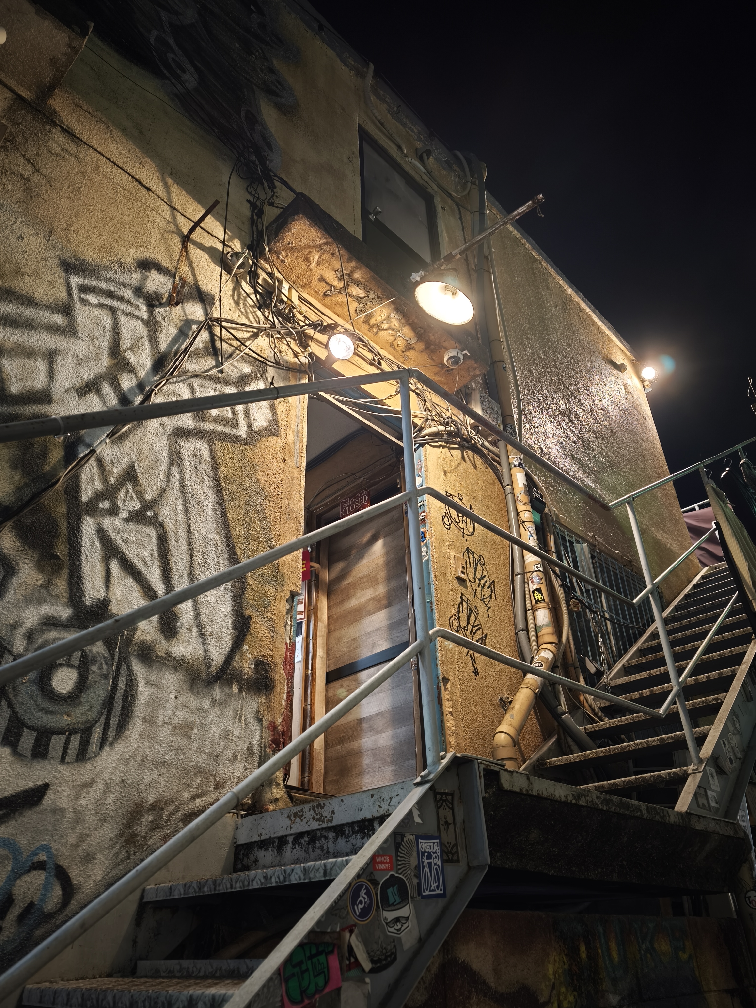 夜のシモキタ。若者に交じって夜の街を徘徊して撮影した。そんな中、目を引く建物を見つけてシャッターを切った。Xiaomi独自のイメージセンサー「Light Fusion 900」は情景豊かに、夜の下北沢をキャプチャーしてくれた。ディテールと色合いが堪らない