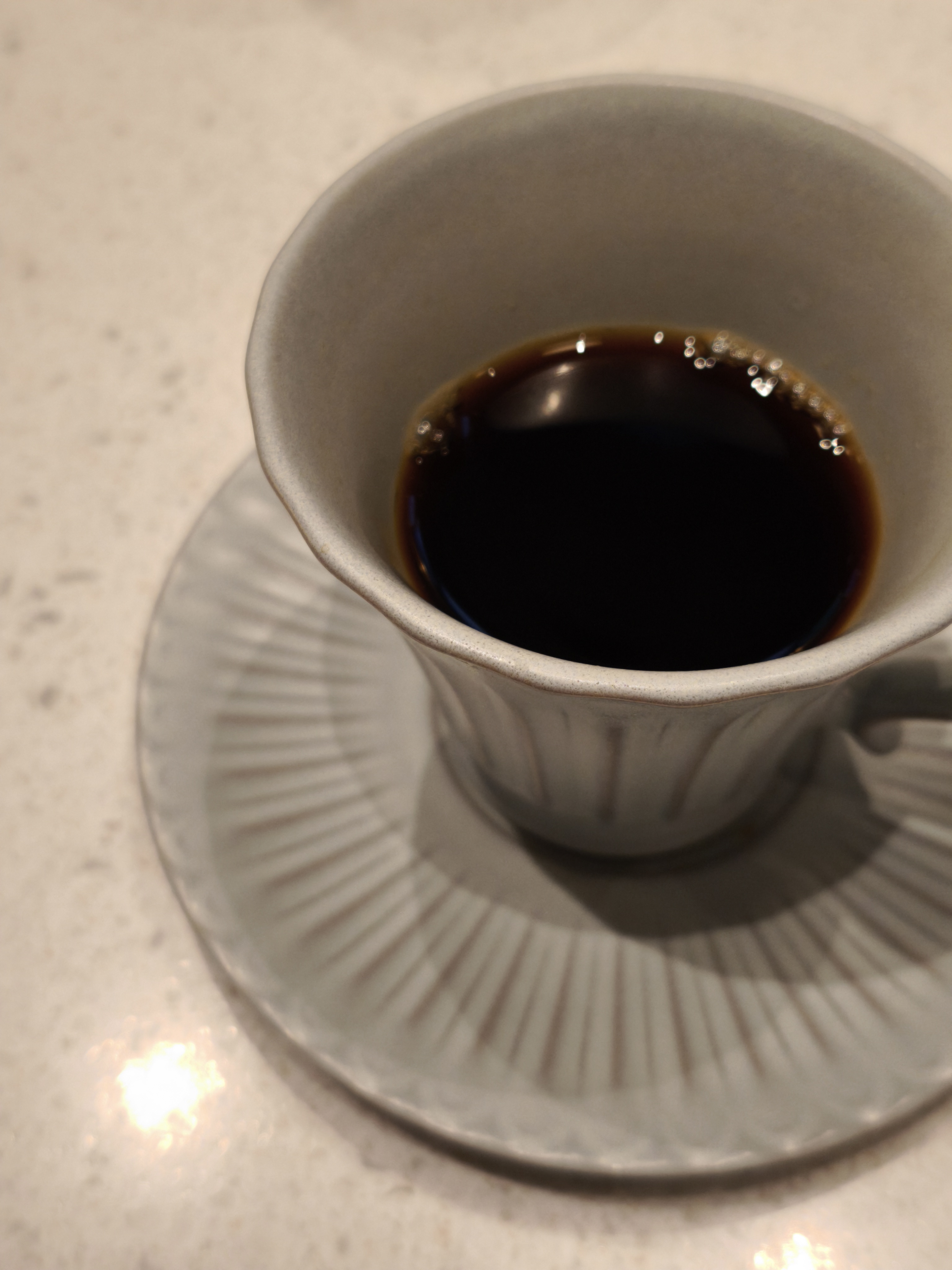 薄暗いコーヒーショップのカウンターで飲みかけのカップを撮る。その縁にあったピントはとてもシャープで、それ以外のアウトオブフォーカス部の優しい描写が気に入った