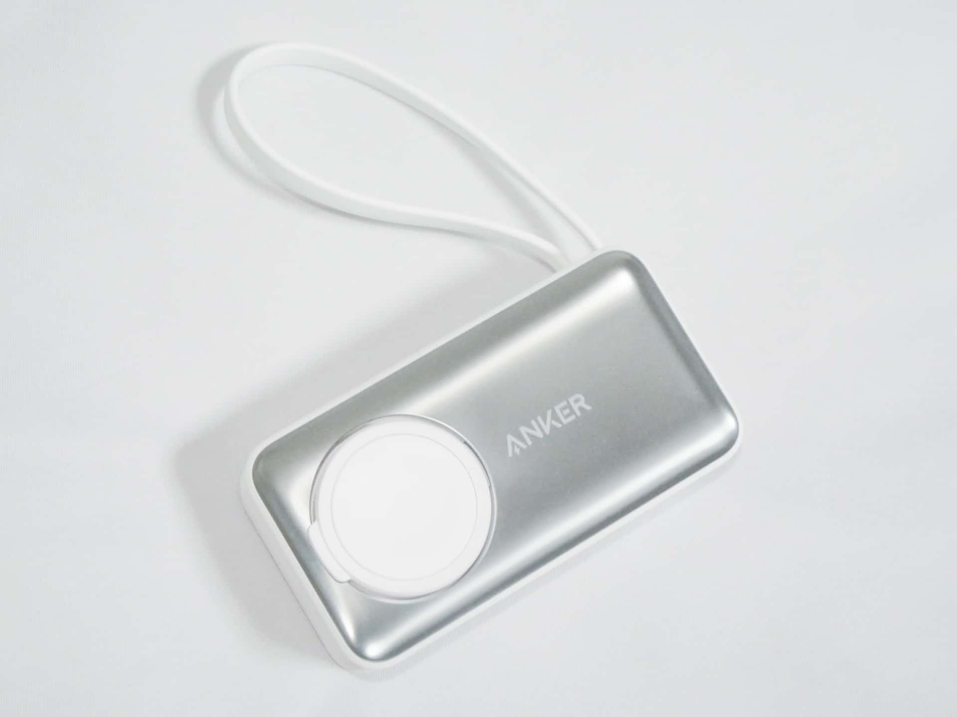 アンカーの「Anker MagGo Power Bank」は、Apple Watch用充電パッドとUSB Type-Cケーブルを内蔵しており、Apple WatchとiPhoneの同時充電が可能だ