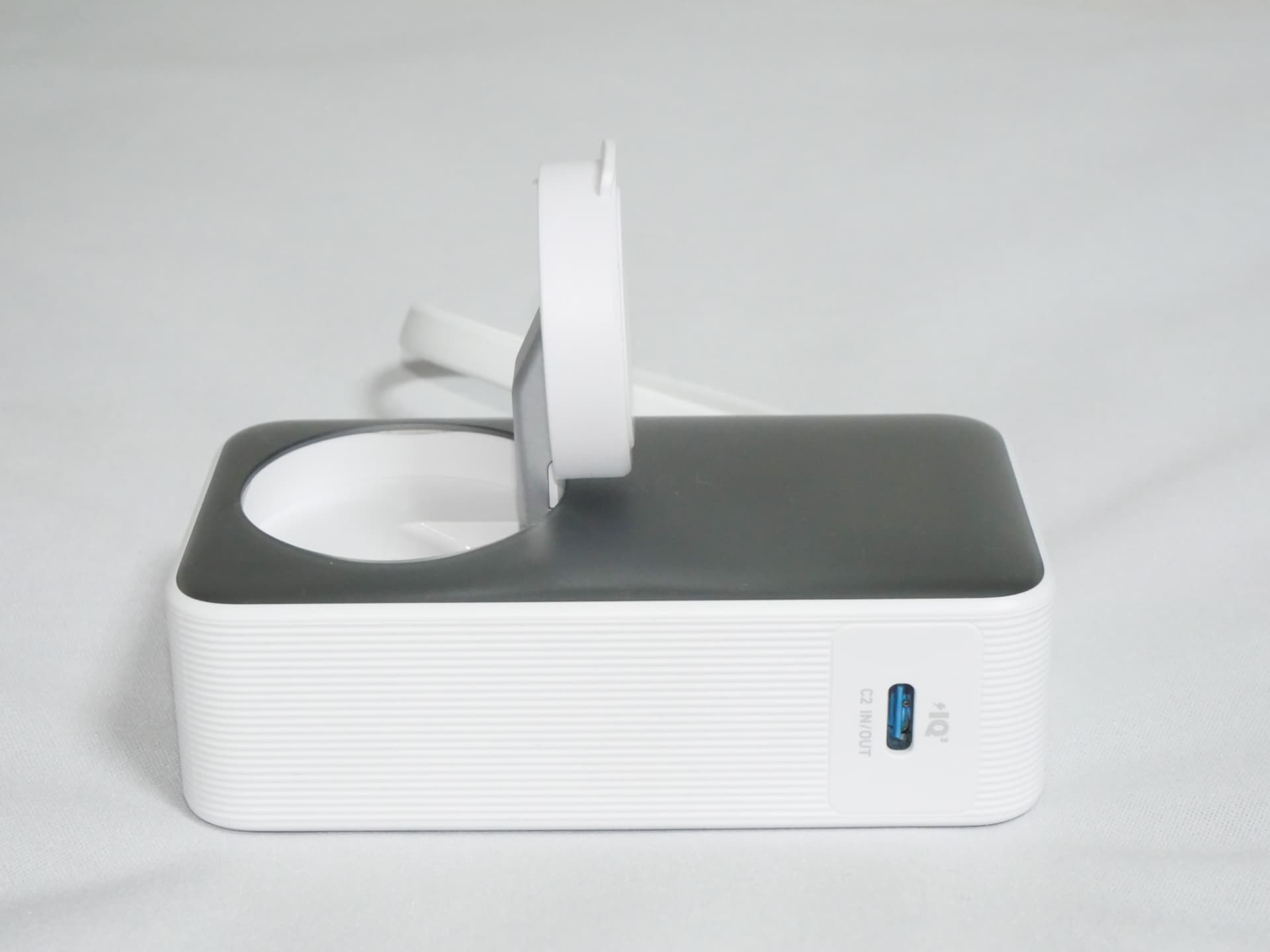 充電パッド部分は角度を自由に調整でき、最大で90度まで傾けられる