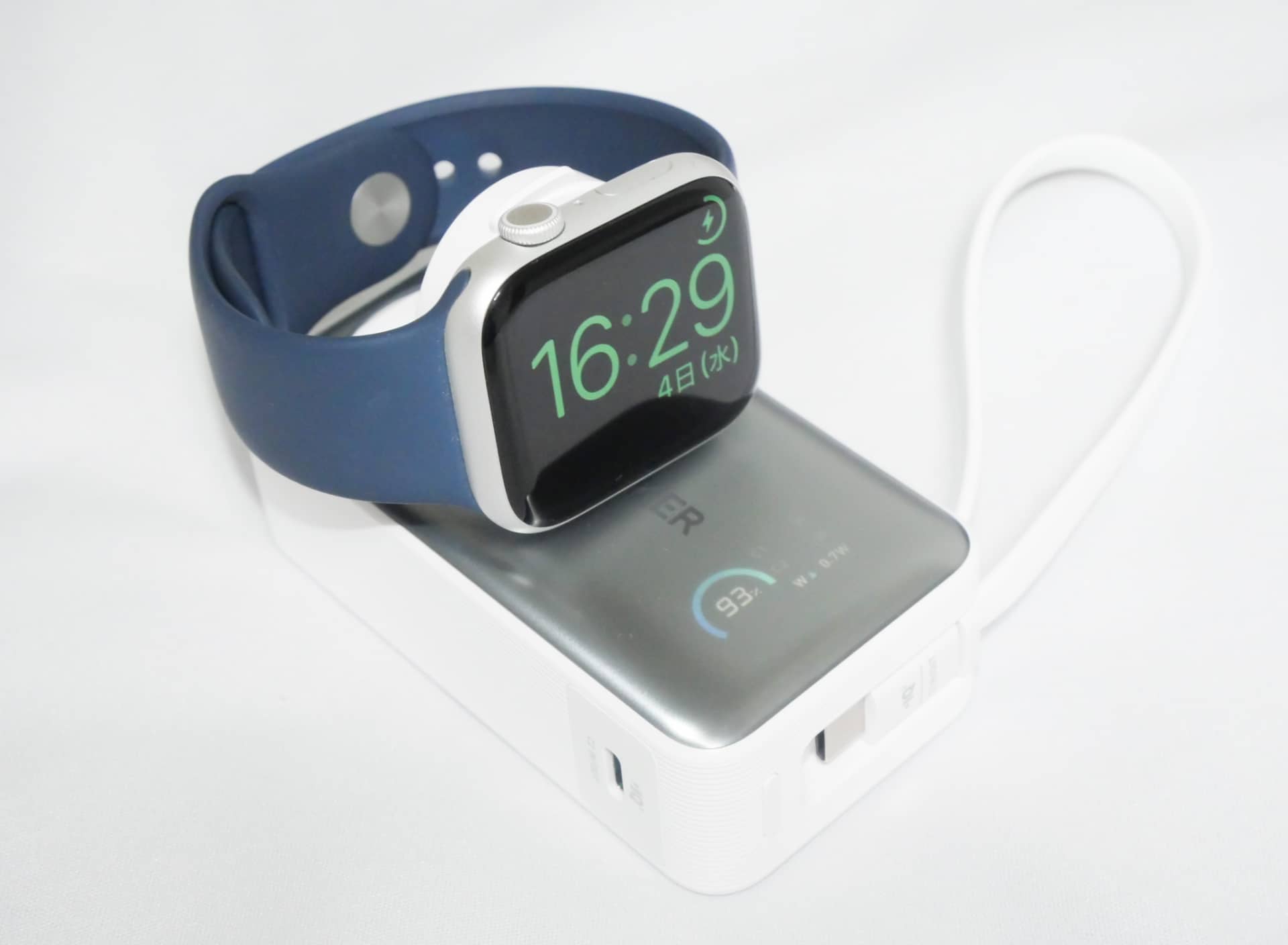 90度傾ければ、Apple Watchのベルトを付けた状態で充電できるので省スペースで済む