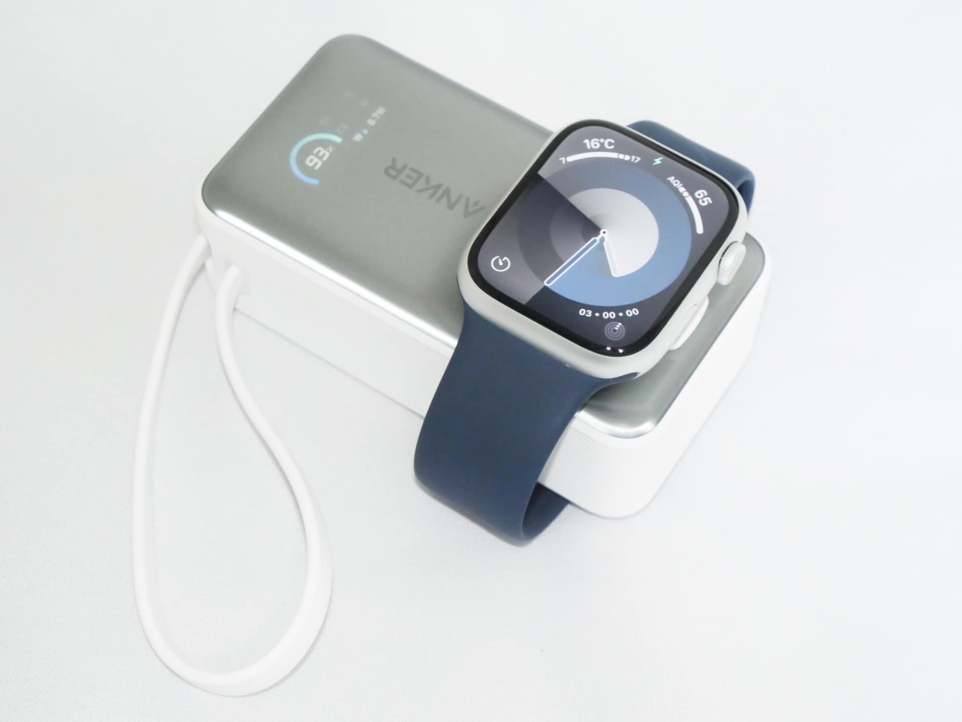 もちろん水平にした状態で充電することも可能。本体に厚みがあるので、持ち歩きながら充電する際はこの状態で、本体にベルトを巻きつけておくと安心だろう