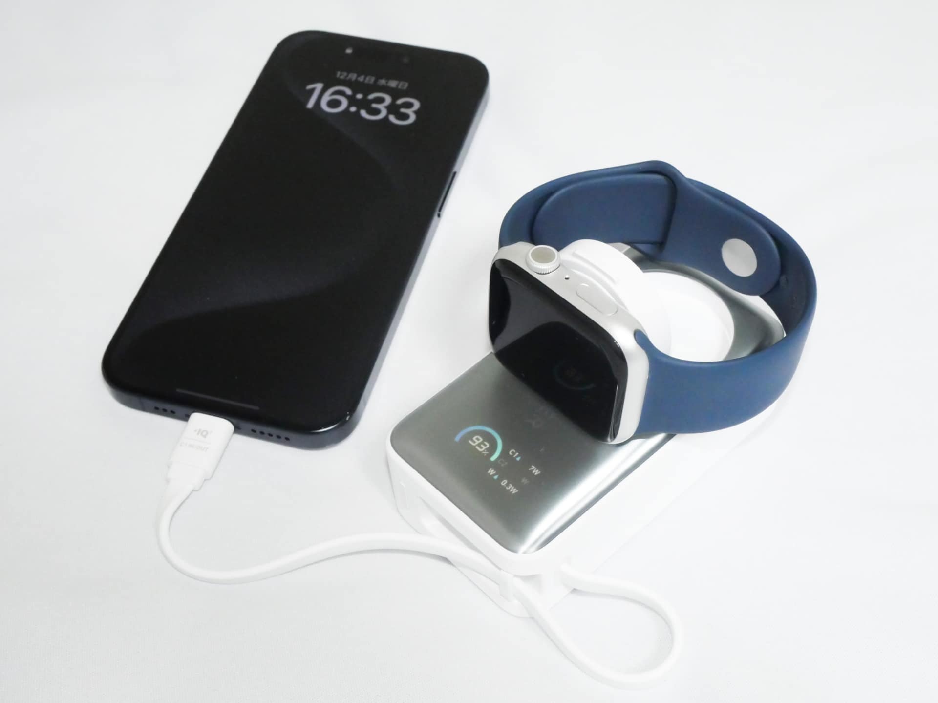 内蔵のUSB Type-CケーブルはiPhoneなどへの充電だけでなく、ACアダプタを接続して本体を充電することも可能だ