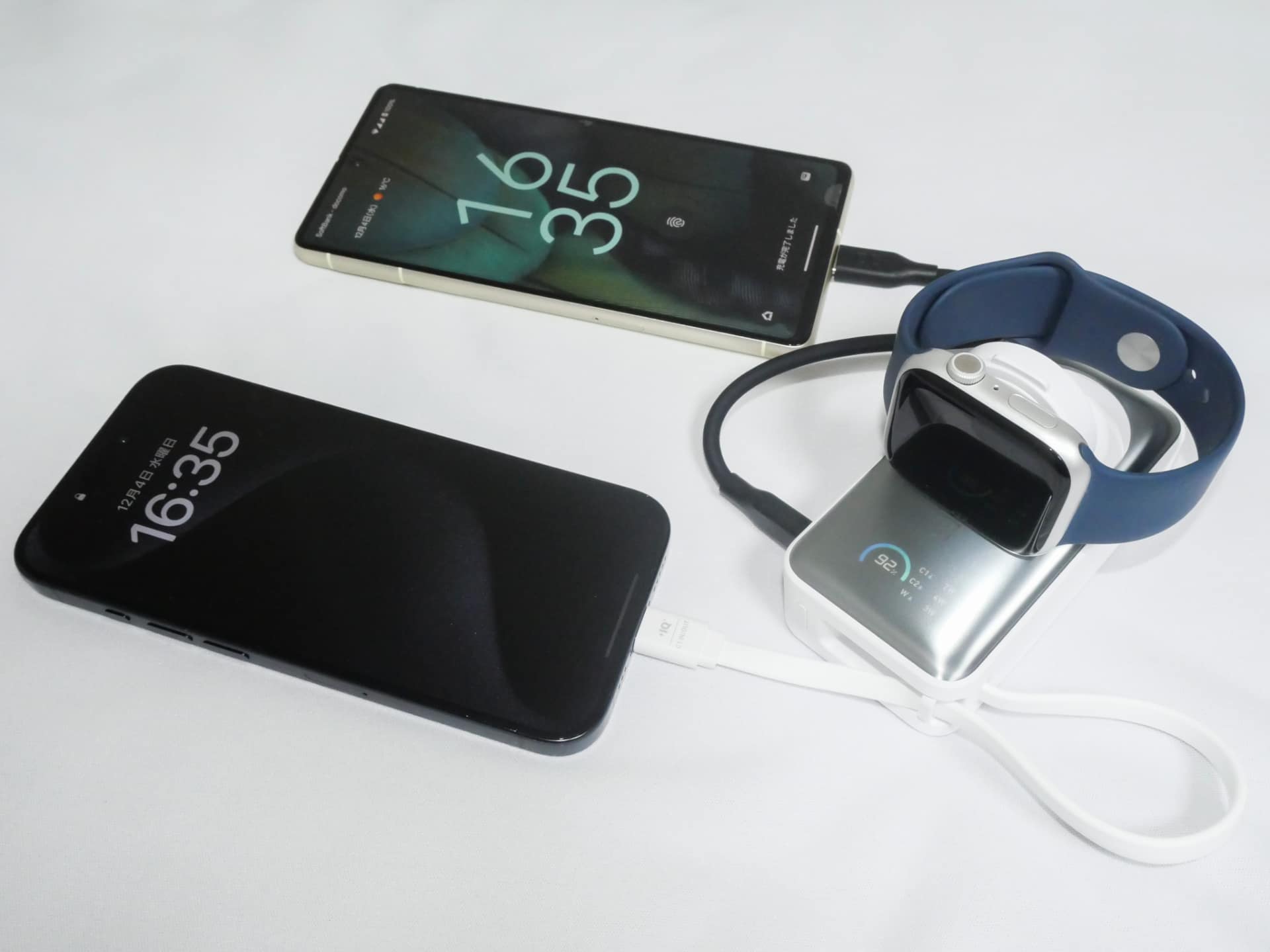もう1つUSB Type-C端子が備わっているので、別途ケーブルを用意すればApple WatchとiPhoneなどスマートフォン2台を接続することも可能だ