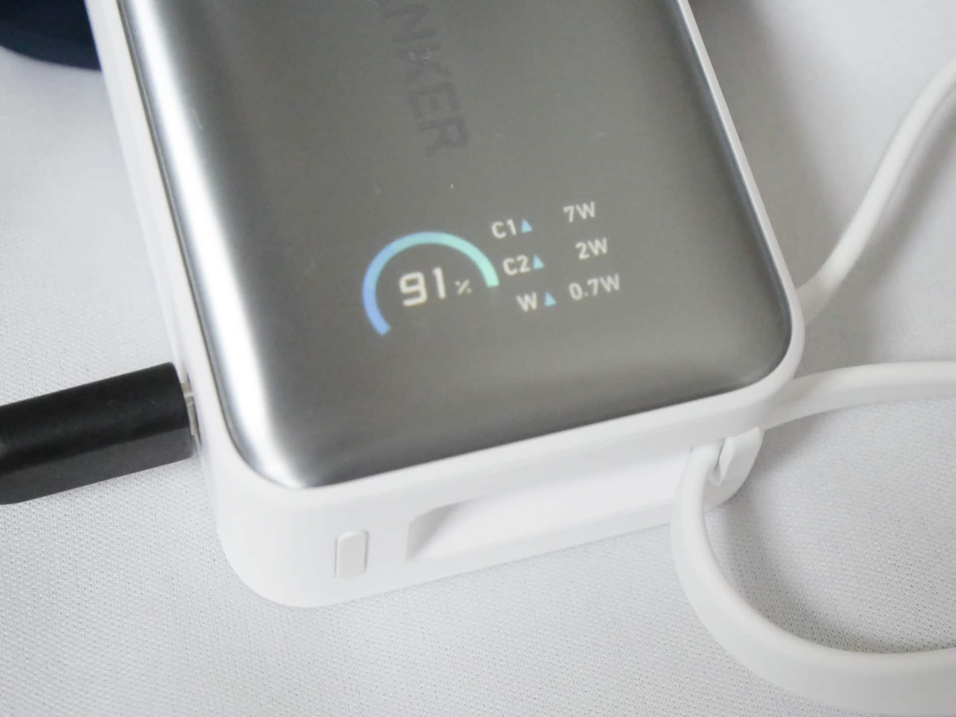 ディスプレイにはバッテリー残量や各デバイスの充電状況などが表示されており、とても分かりやすい