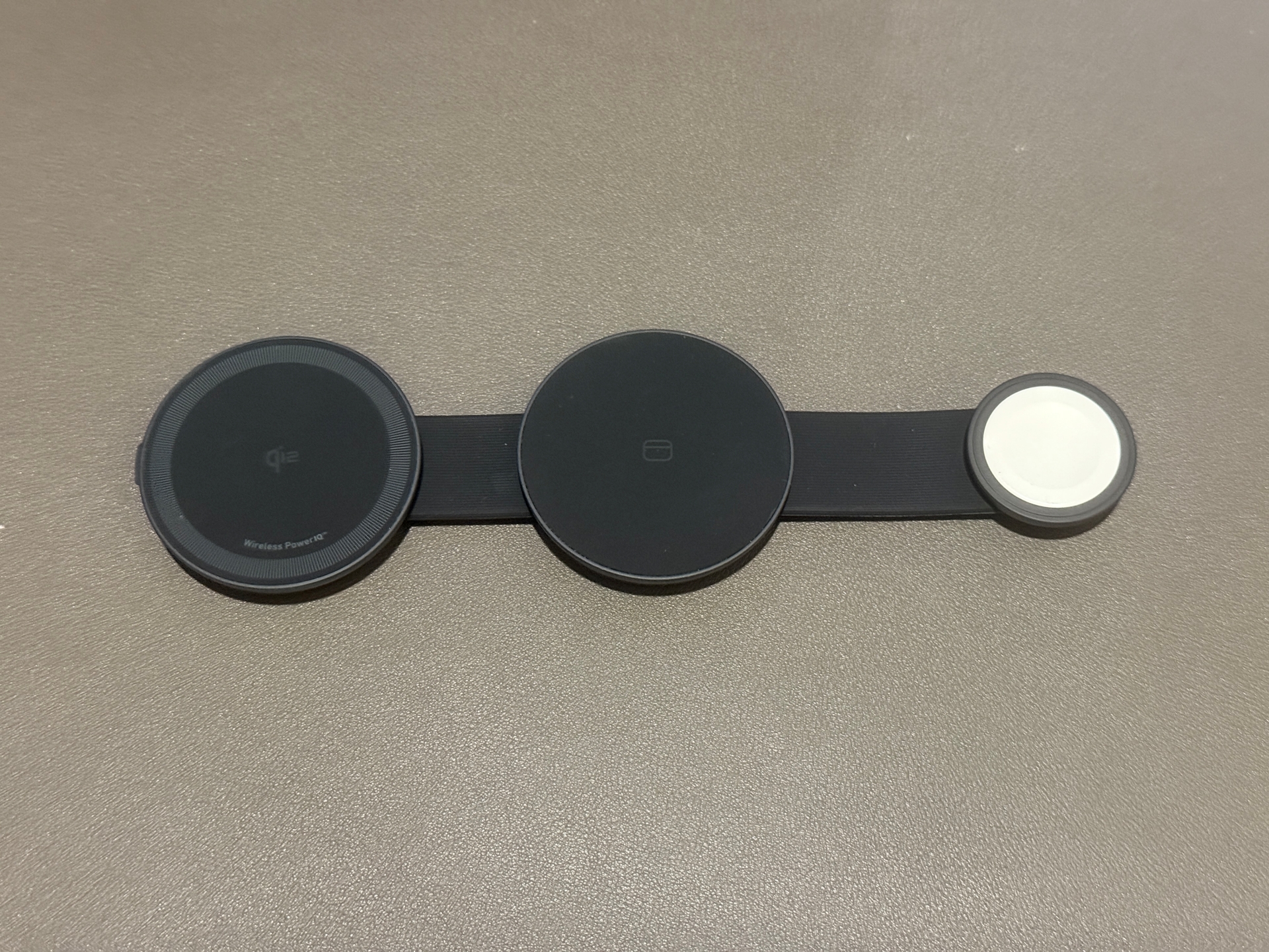 画像左からQi2ワイヤレス充電、ワイヤレス充電、Apple Watch用ワイヤレス充電となる