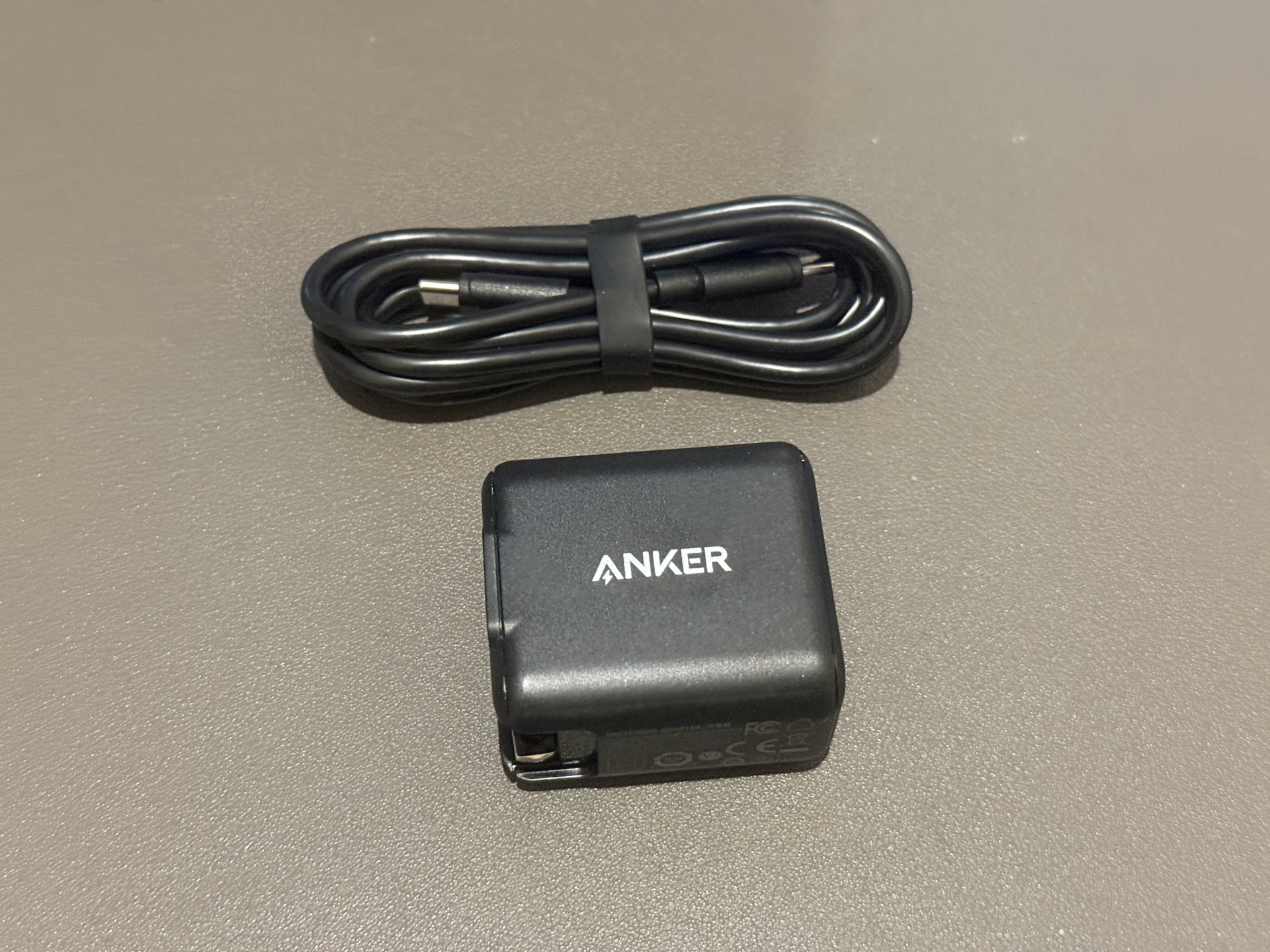 充電ケーブル、ACアダプターも同梱される