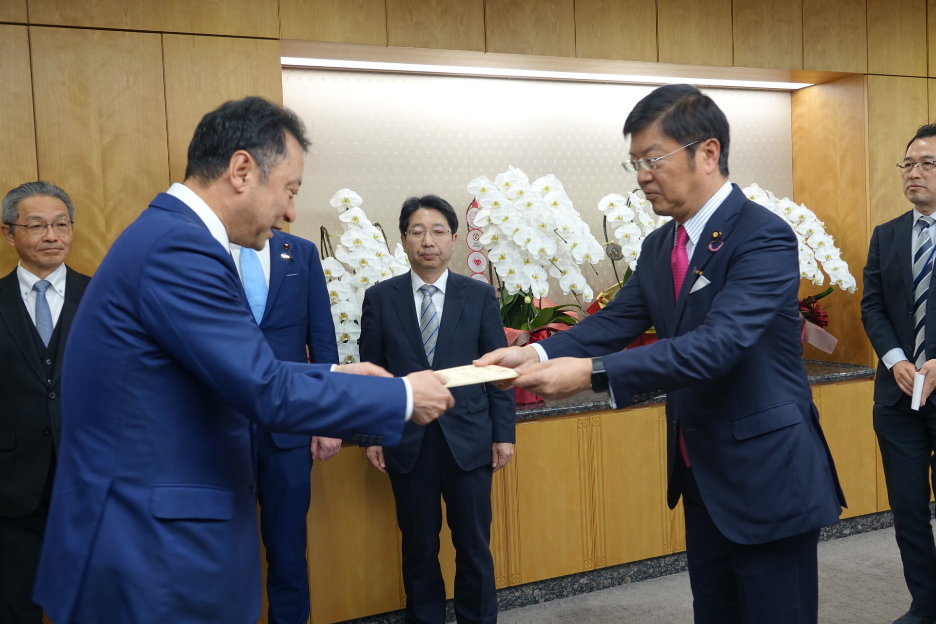 阿達雅志総務副大臣から認定書を受け取るソフトバンク宮川潤一社長