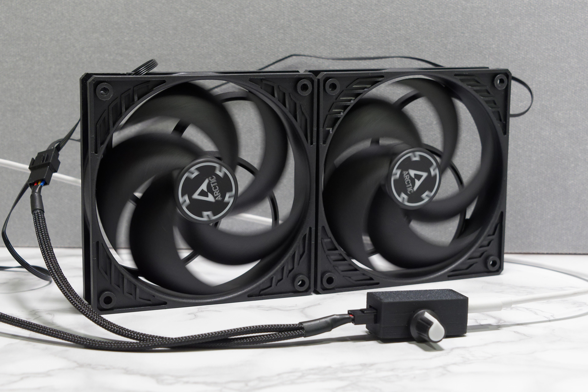 2つのPWMファンをつないでルーター部屋に設置した