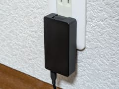 壁面コンセントに差し込む場合も脱落しにくいのは大きなメリットだ