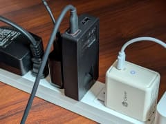 プラグを伸ばすことで、このように狭い隙間にも差し込める