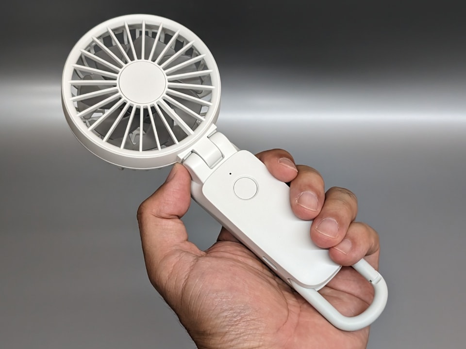 製品本体。いわゆるハンディファンと呼ばれる外観。風量は4段階で調整できる