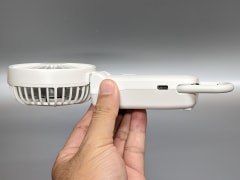 側面のUSB Type-Cポートで充電を行う。バッテリー容量は2000mAhと多め