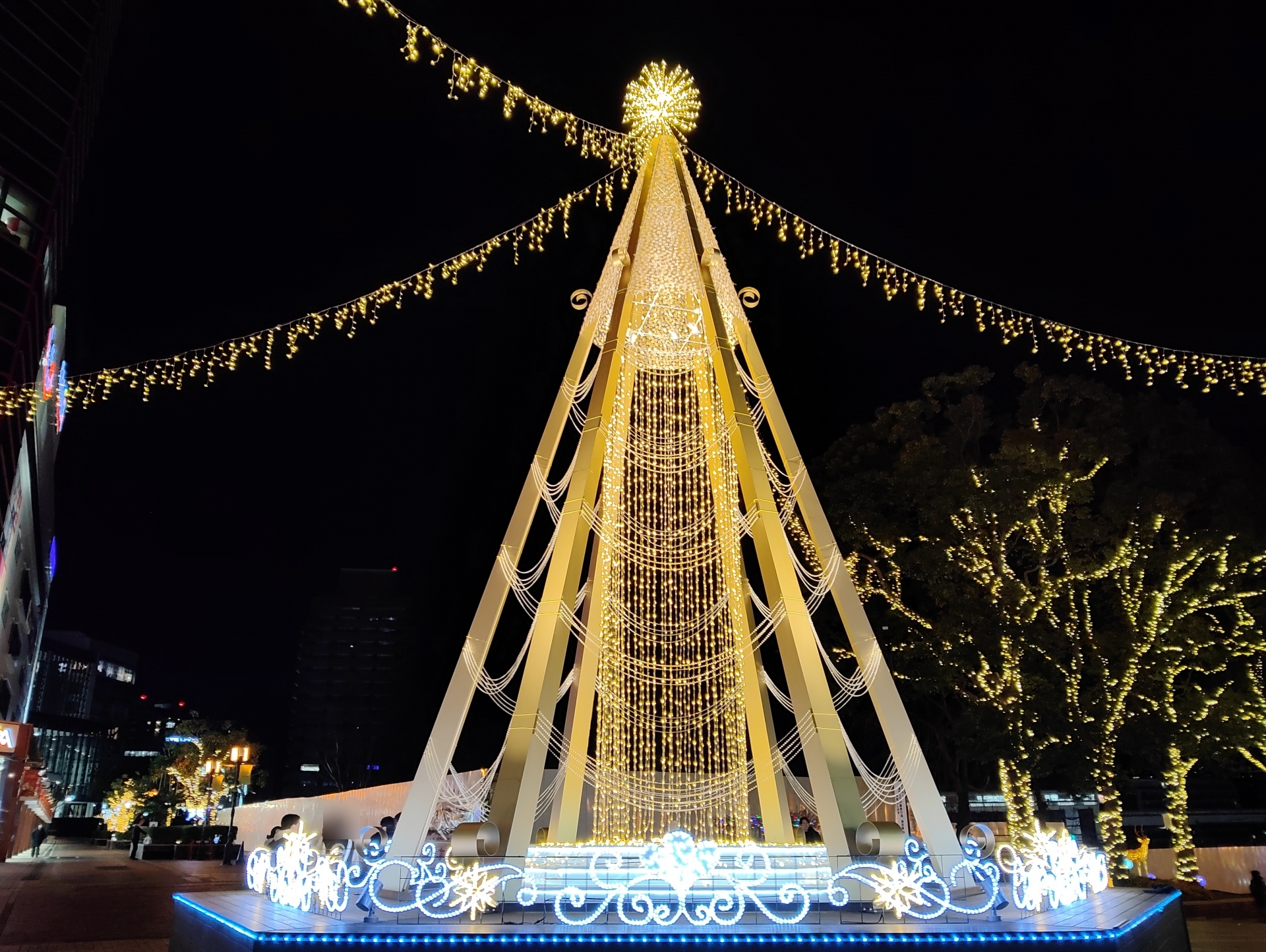 こちらはZTE Libero Flip。金ピカ度合いが高く、思い出補正をかけずとも印象そのままだ