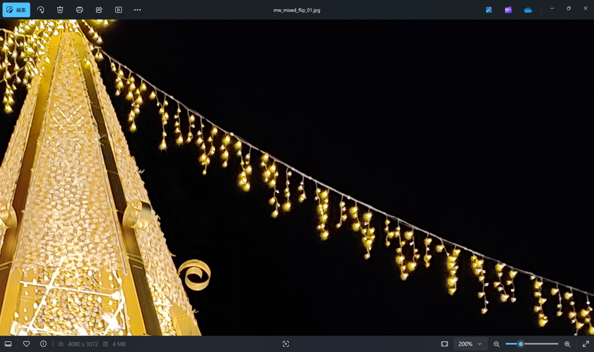 こちらはZTE Libero Flip。金属の輝きが残っているものの、ややべったりした印象だ