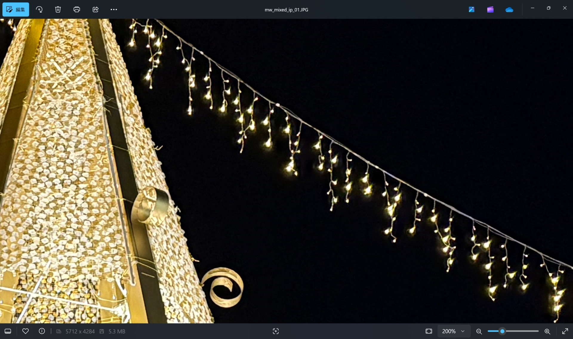 こちらはiPhone 16で撮影。ツリーのLEDは潰れてしまっているが、金属の輝きが美しい