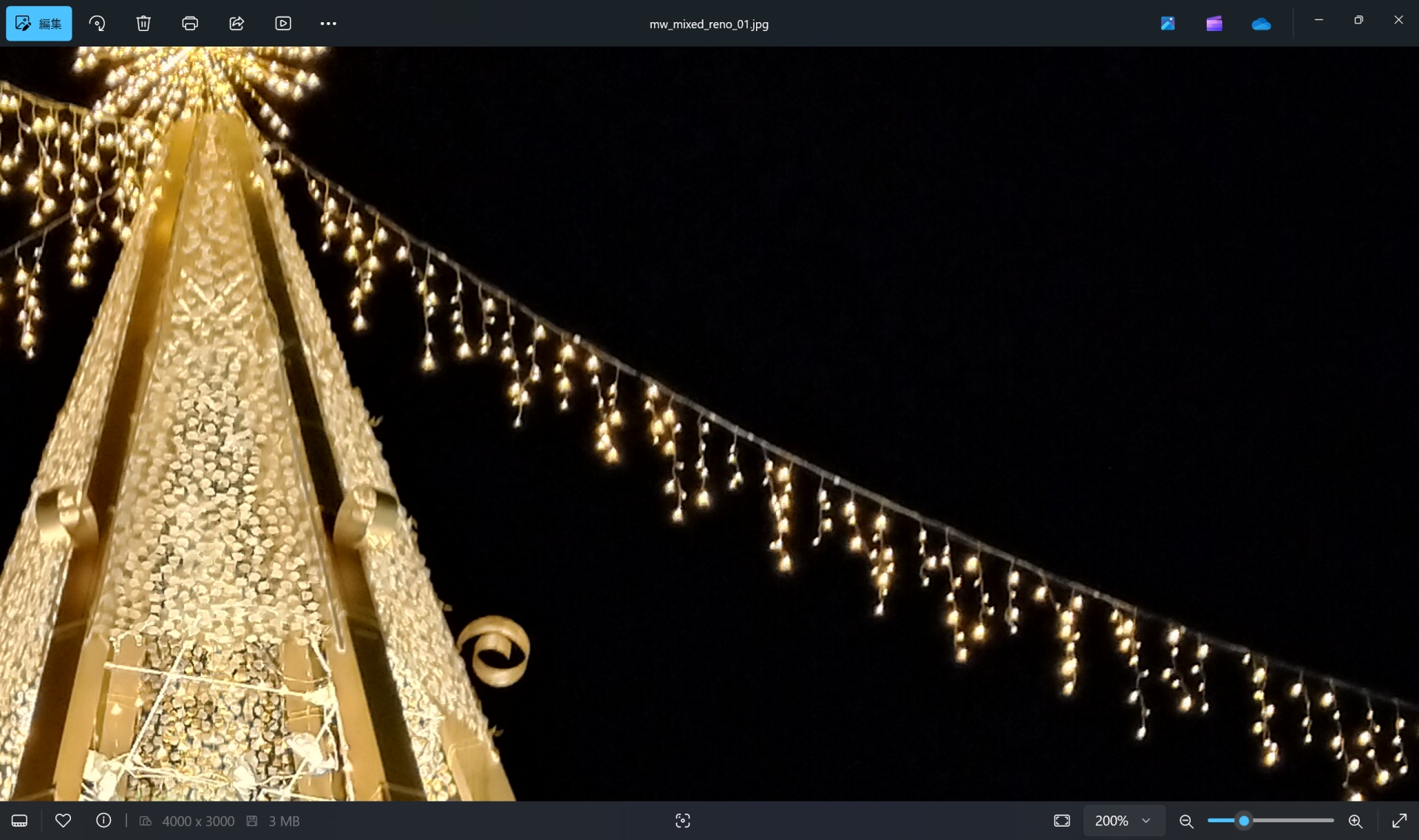 こちらはOPPO Reno9 Aで撮影したものの拡大画像。ツリーの途中までは描写しているので、ここはピントが合っていないのかもしれない