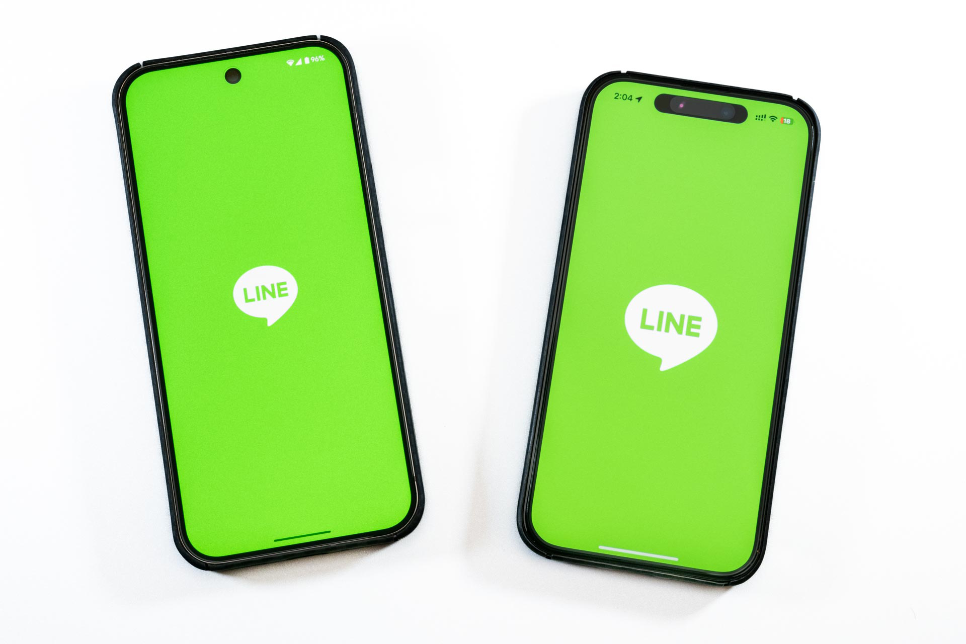 強硬手段。2台のスマホでLINEのアカウントを入れ替えたりしながら「キレイなLINE」の環境を作ることにしました。