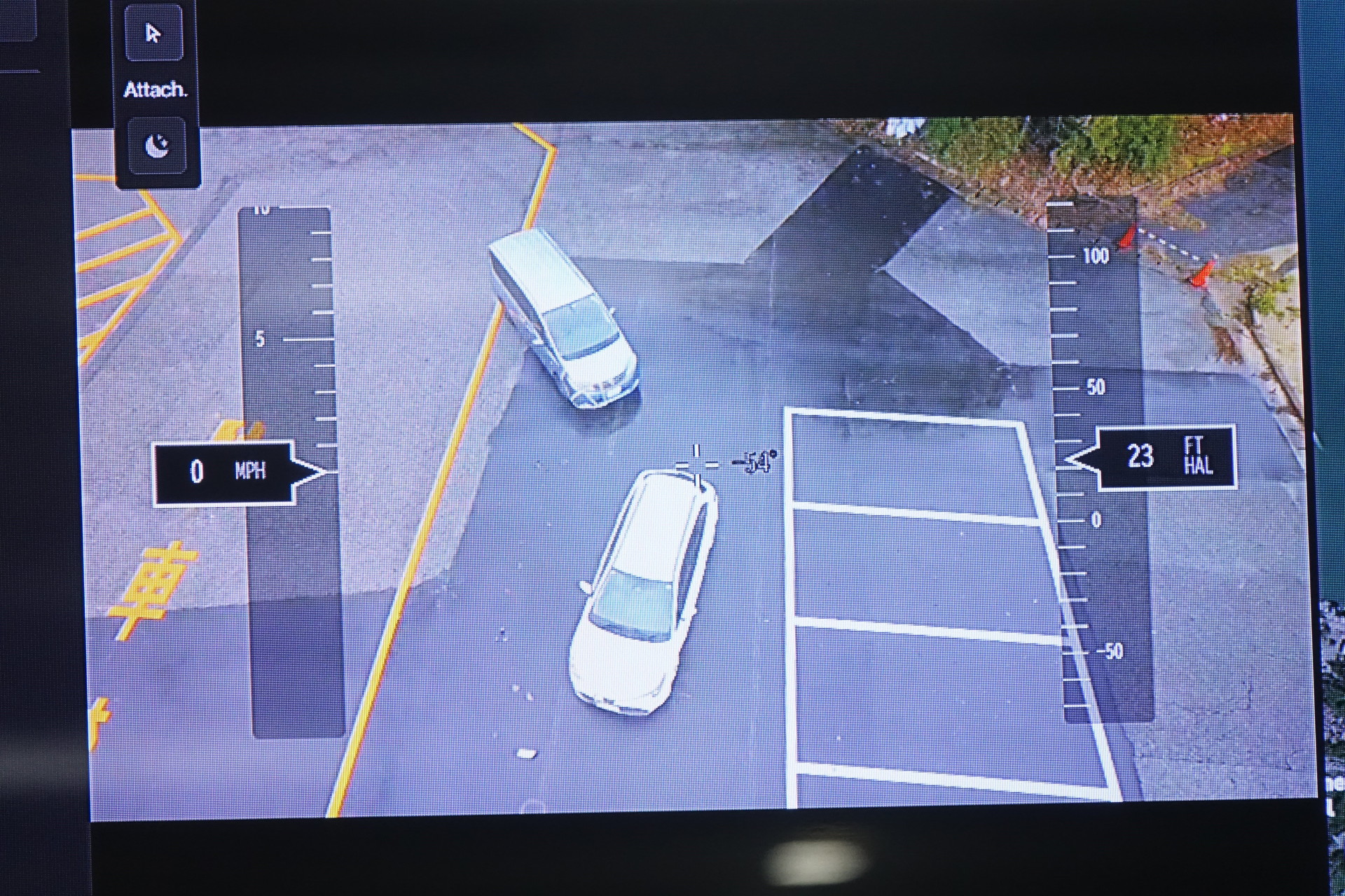 カメラをズームして事故状況を確認