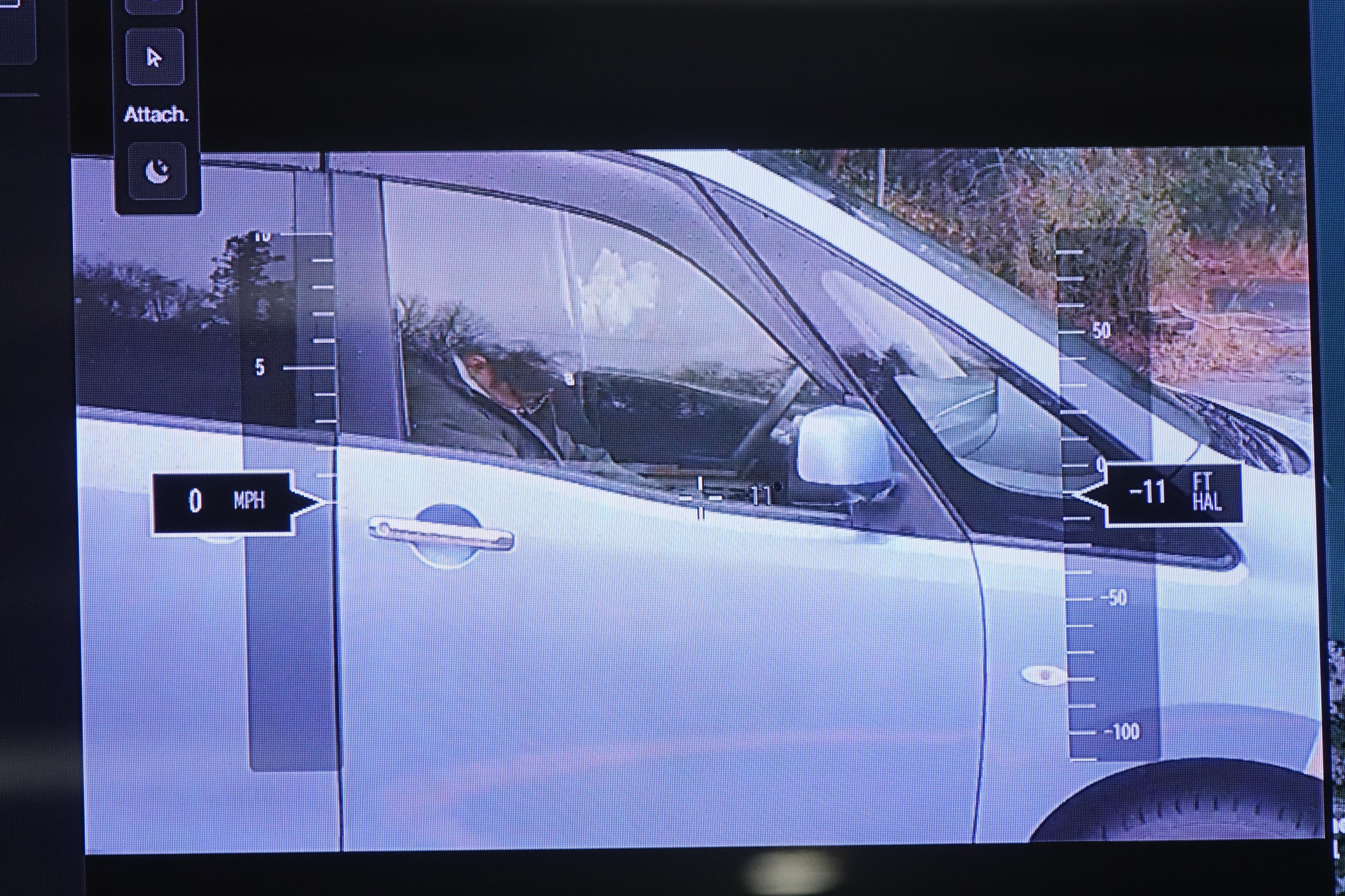 降下して事故車両の中の人の様子をうかがう