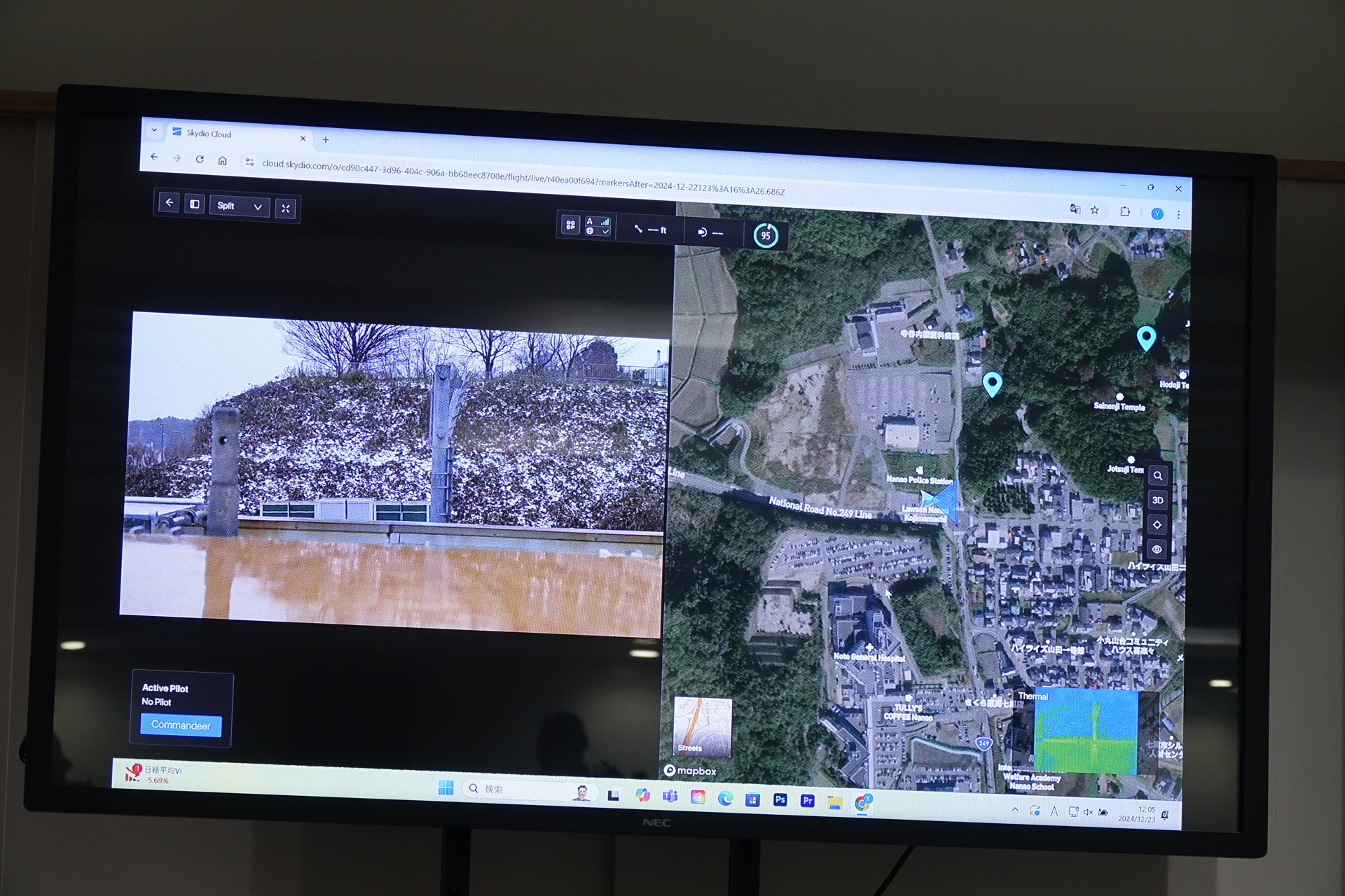 右＝ポートに駐機するドローンのカメラ