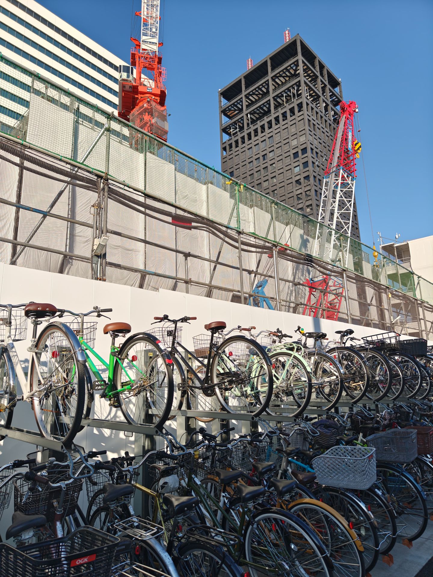 再開発中の中野駅前。整然と駐輪してある自転車の描写がいい感じである。フレームやホイールの金属感、工事現場のネットまで大型1インチセンサーは確実に捉えた