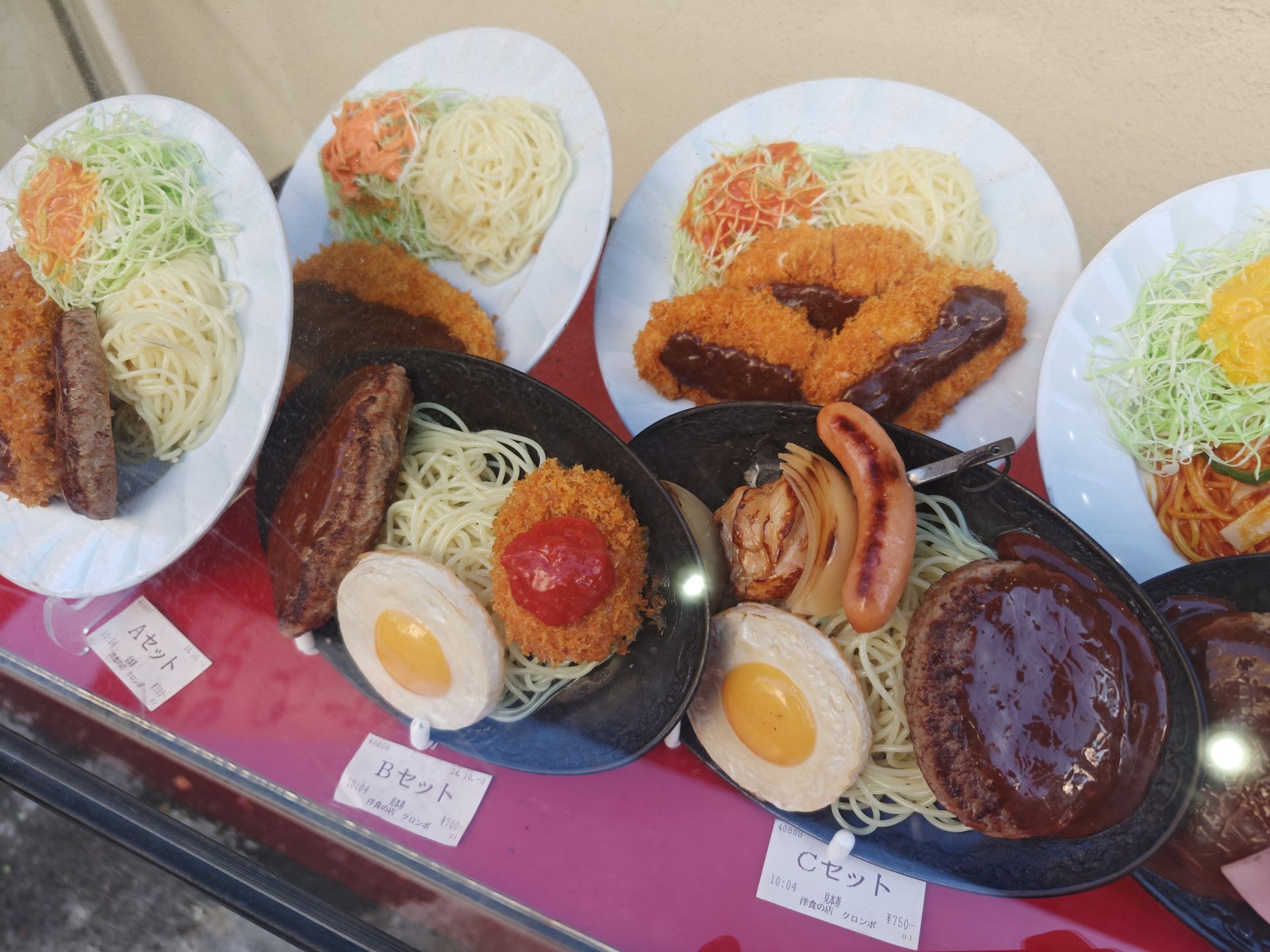 定食屋のショーケースを撮った。ガラス越し、日陰、反射光が差し込む環境、という場面だったが、自然で見た目に近い再現性となった