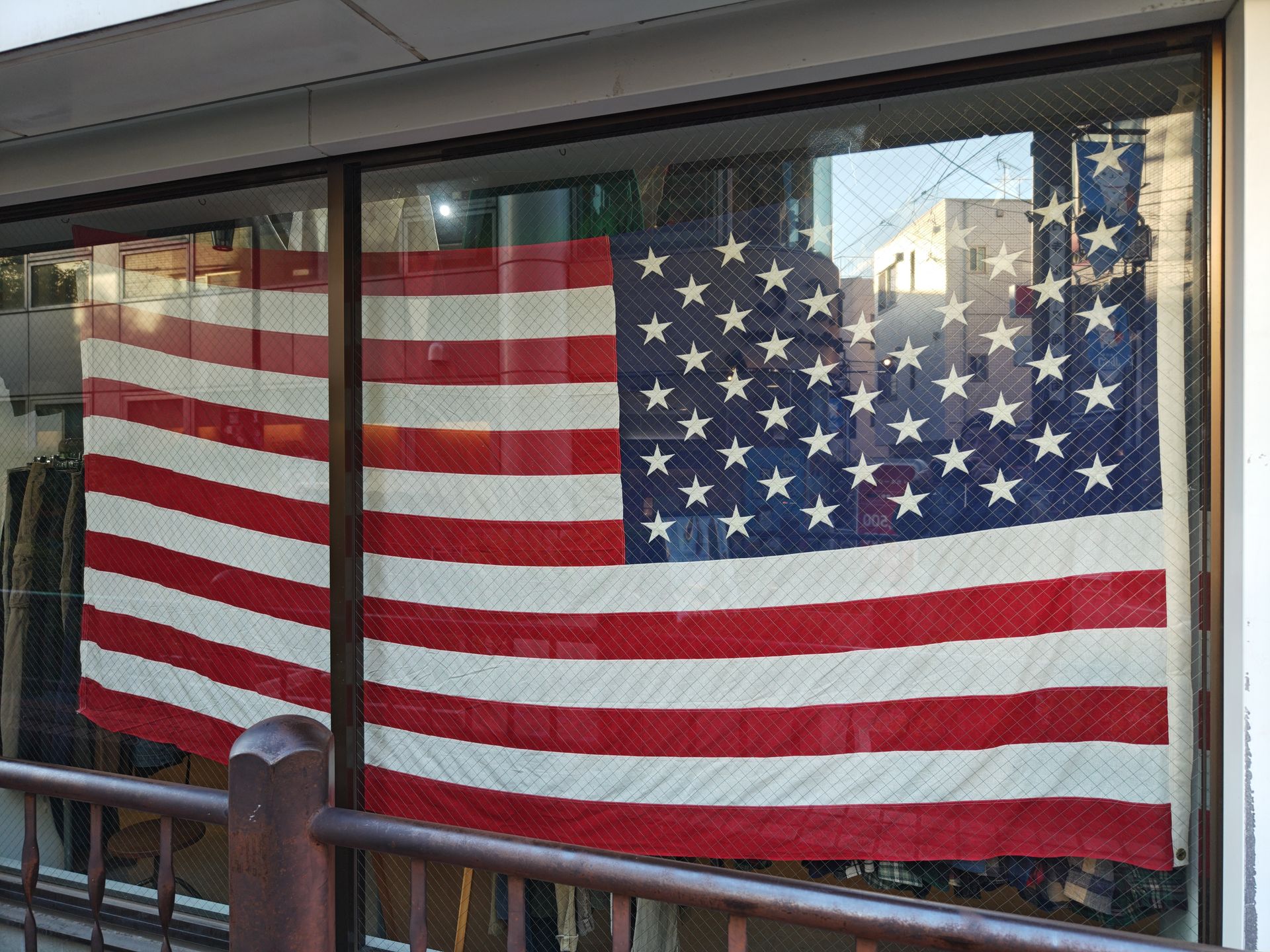 高円寺の古着屋を徘徊中に撮影したカット。シャッターキーを長押しで起動するカメラは、街中をブラブラしていて気になったものをすぐキャプチャーできるのがいい。描写も素直で気に入った