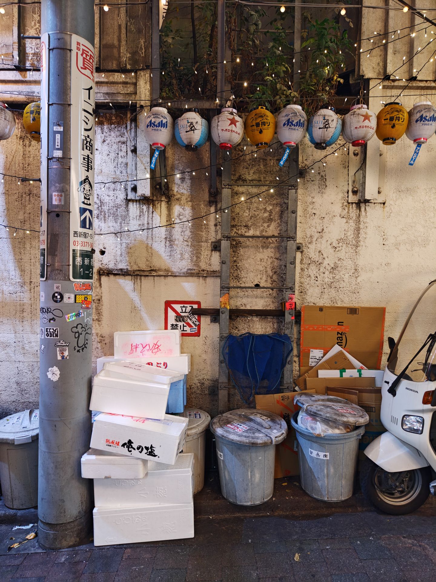 新宿の飲み屋街。電柱、スクーター、発泡スチロールの箱、ポリバケツ、LED照明、壁という都会のワンシーンだが、「AQUOS R9 pro」はそのどれもをリアルに写し出してくれた