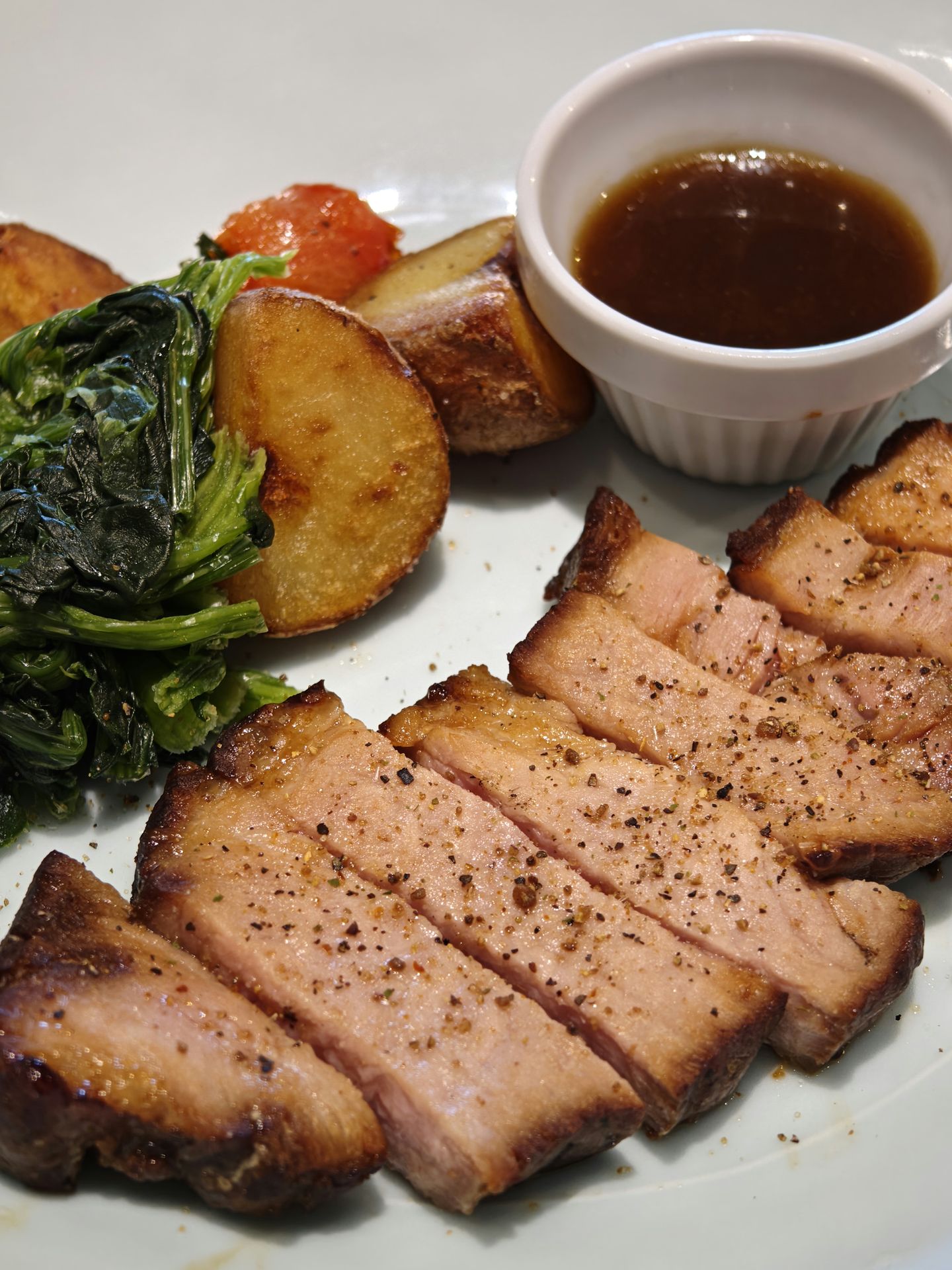 ランチでのシーン。14chスペクトルセンサーは、外光とLEDというシチュエーションでも、見た目に近い色で被写体の色を再現した。肉と野菜の細かいディテールも良好で、室内でも「AQUOS R9 pro」は強いと感じさせてくれた