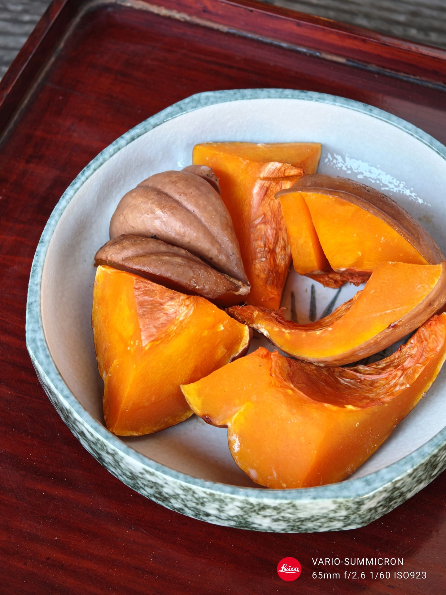 近ごろこぞってYouTuberが使い、ファッションブランド的になってきた「ライカ」だが「AQUOS R9 pro」もそれを透かしで写し込んでアピール可能だ。お供え物の色合いとディテールが素晴らしい