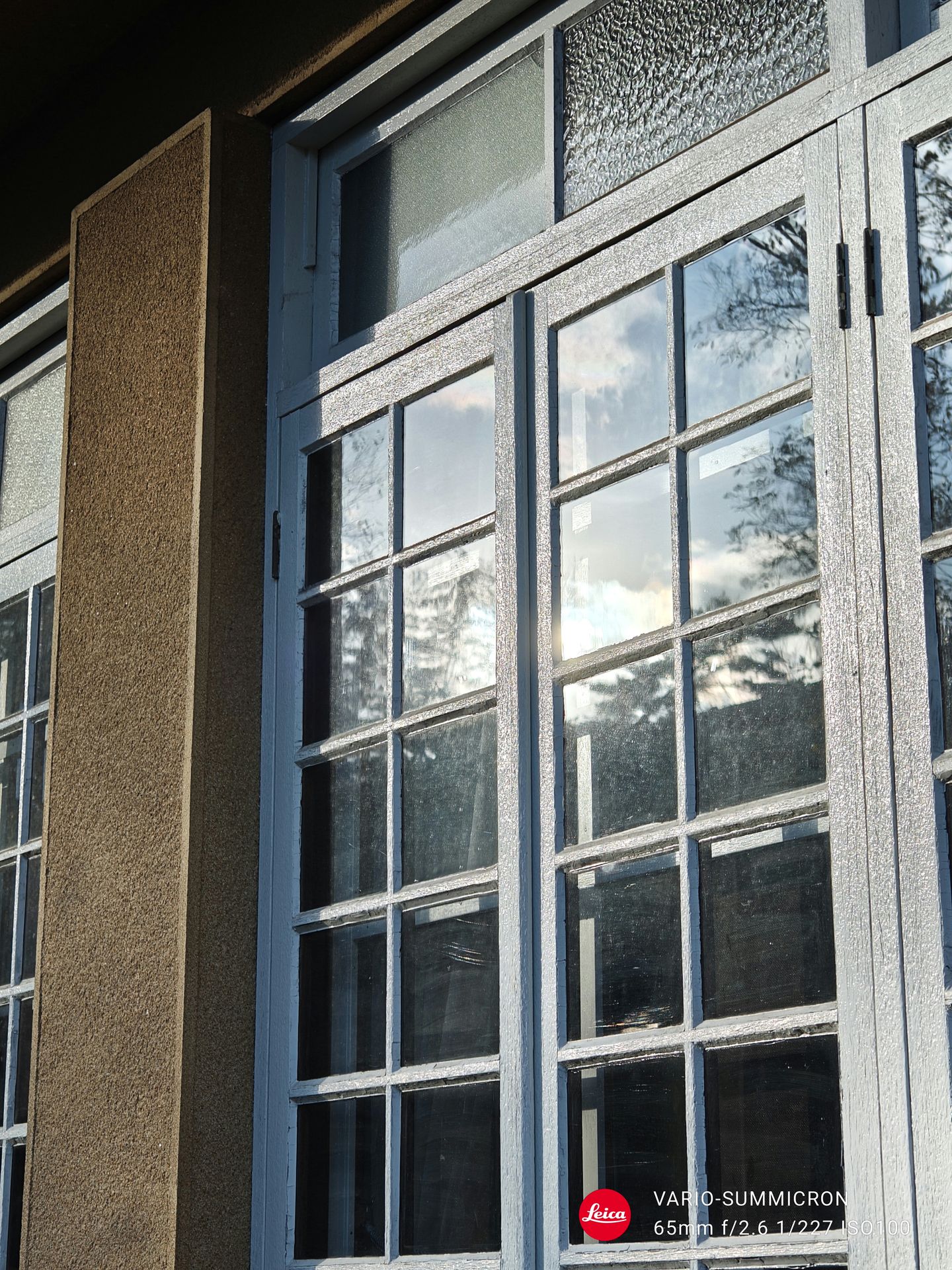 望遠カメラで古い洋館の窓を。太陽光のまぶしさを感じるカットになった。窓枠と柱の緻密な再現性がいい