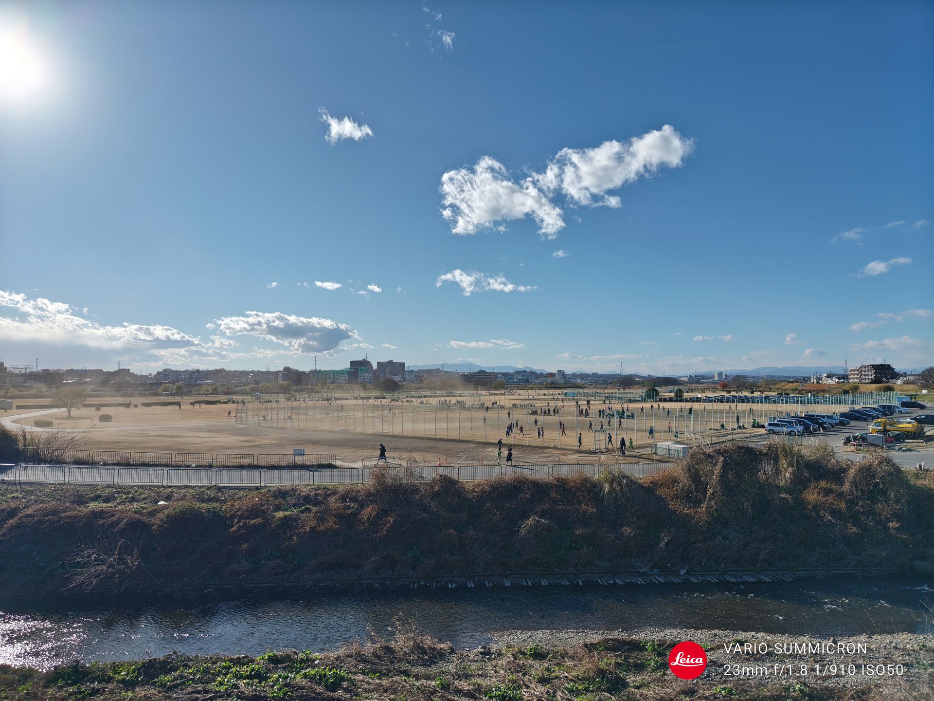 冬の風が強い日、多摩川の河川敷を撮った。近景から遠景まで精細感あるカットで、遠くの丹沢越しの富士山から、グラウンドを舞う砂ぼこりまでしっかりとキャプチャーできている